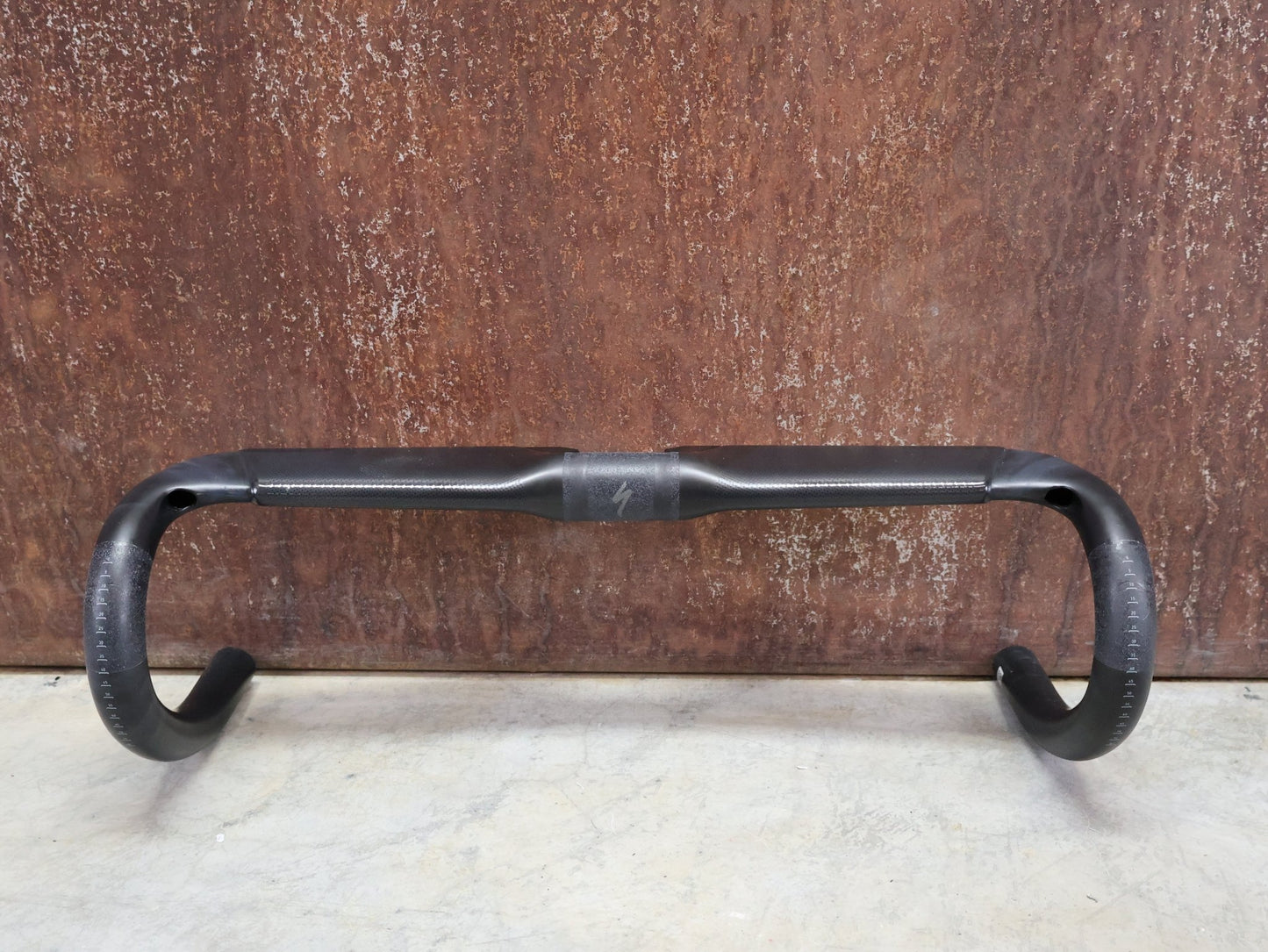 Lenker von Specialized, SPECIALIZED S - WORKS AEROFLY II CARBON LENKER / 420MM vor USEDBIKES - OB.DE Hintergrund