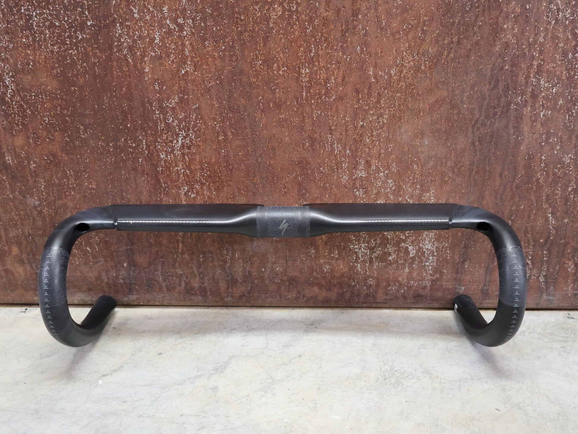 Lenker von Specialized, SPECIALIZED S - WORKS AEROFLY II CARBON LENKER / 420MM vor USEDBIKES - OB.DE Hintergrund