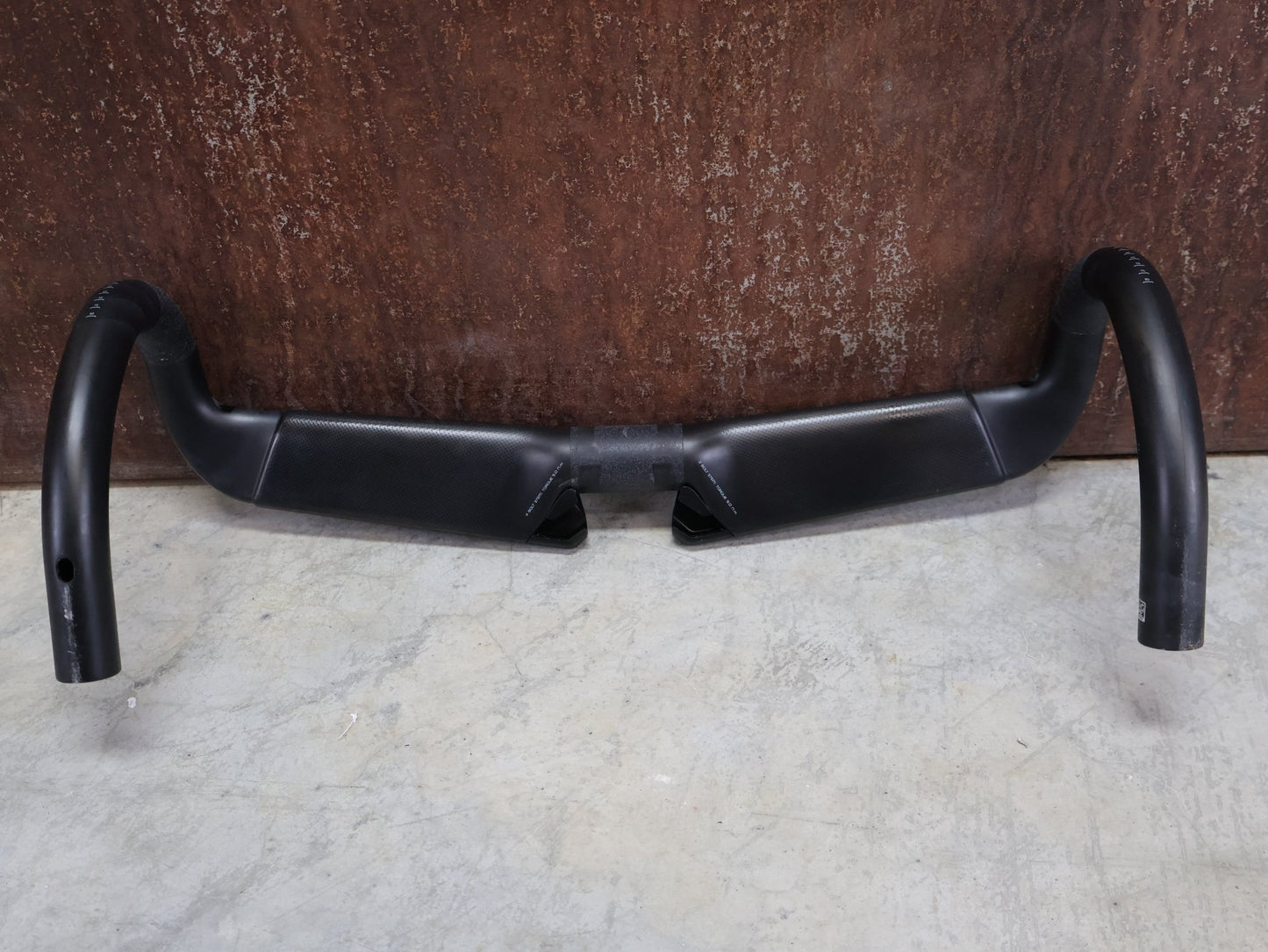 Lenker von Specialized, SPECIALIZED S - WORKS AEROFLY II CARBON LENKER / 420MM vor USEDBIKES - OB.DE Hintergrund