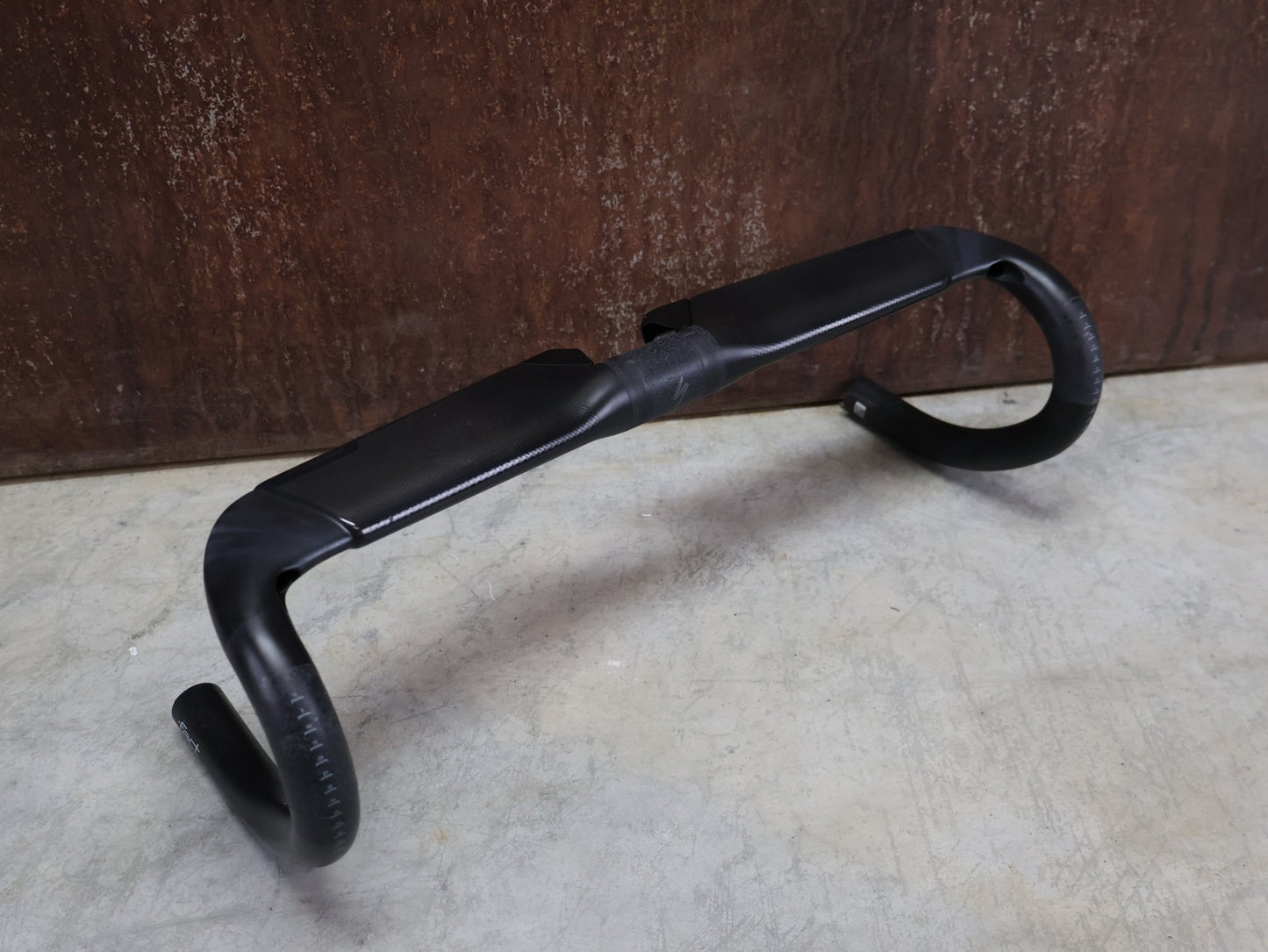 Lenker von Specialized, SPECIALIZED S - WORKS AEROFLY II CARBON LENKER / 420MM vor USEDBIKES - OB.DE Hintergrund