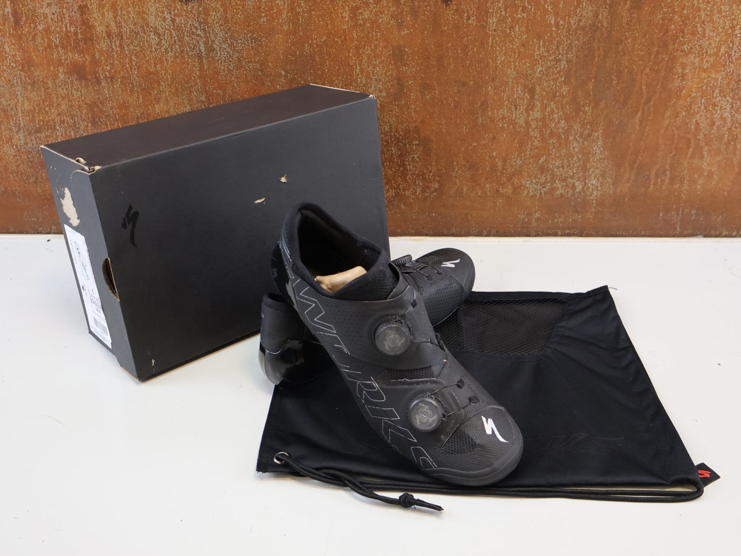 RR-Herrenschuhe von Specialized, SPECIALIZED S-WORKS ARES / RENNRADSCHUHE / GR. 42 / CARBON / SCHWARZ vor USEDBIKES-OB.DE Hintergrund