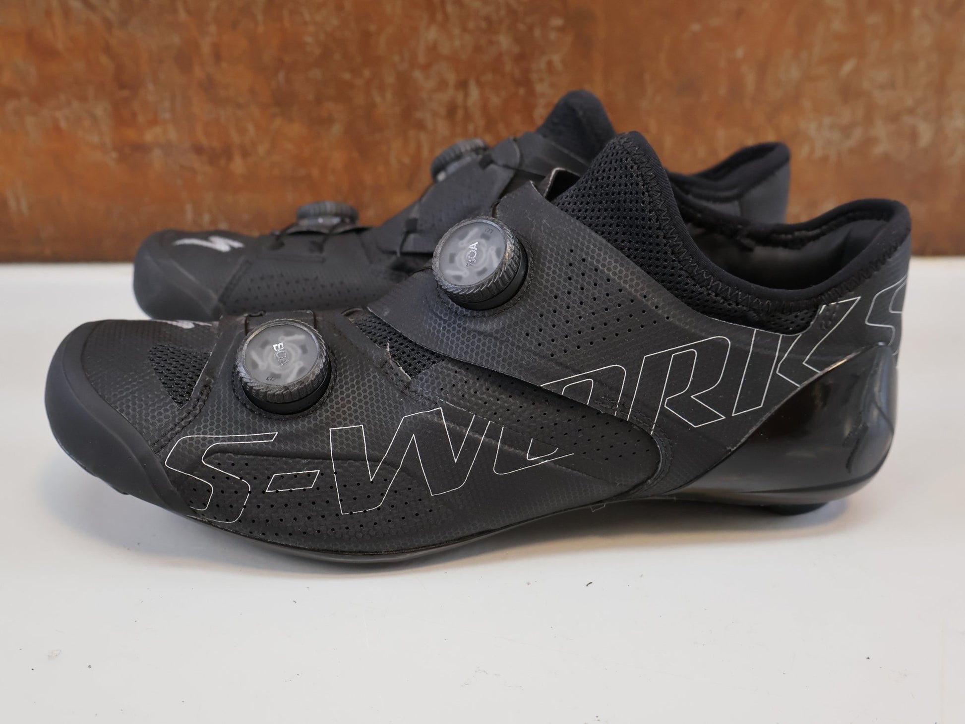 RR-Herrenschuhe von Specialized, SPECIALIZED S-WORKS ARES / RENNRADSCHUHE / GR. 42 / CARBON / SCHWARZ vor USEDBIKES-OB.DE Hintergrund