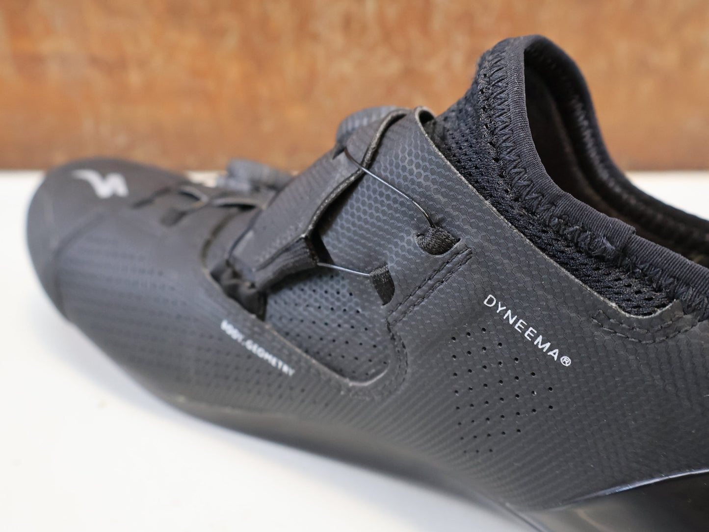 RR-Herrenschuhe von Specialized, SPECIALIZED S-WORKS ARES / RENNRADSCHUHE / GR. 42 / CARBON / SCHWARZ vor USEDBIKES-OB.DE Hintergrund