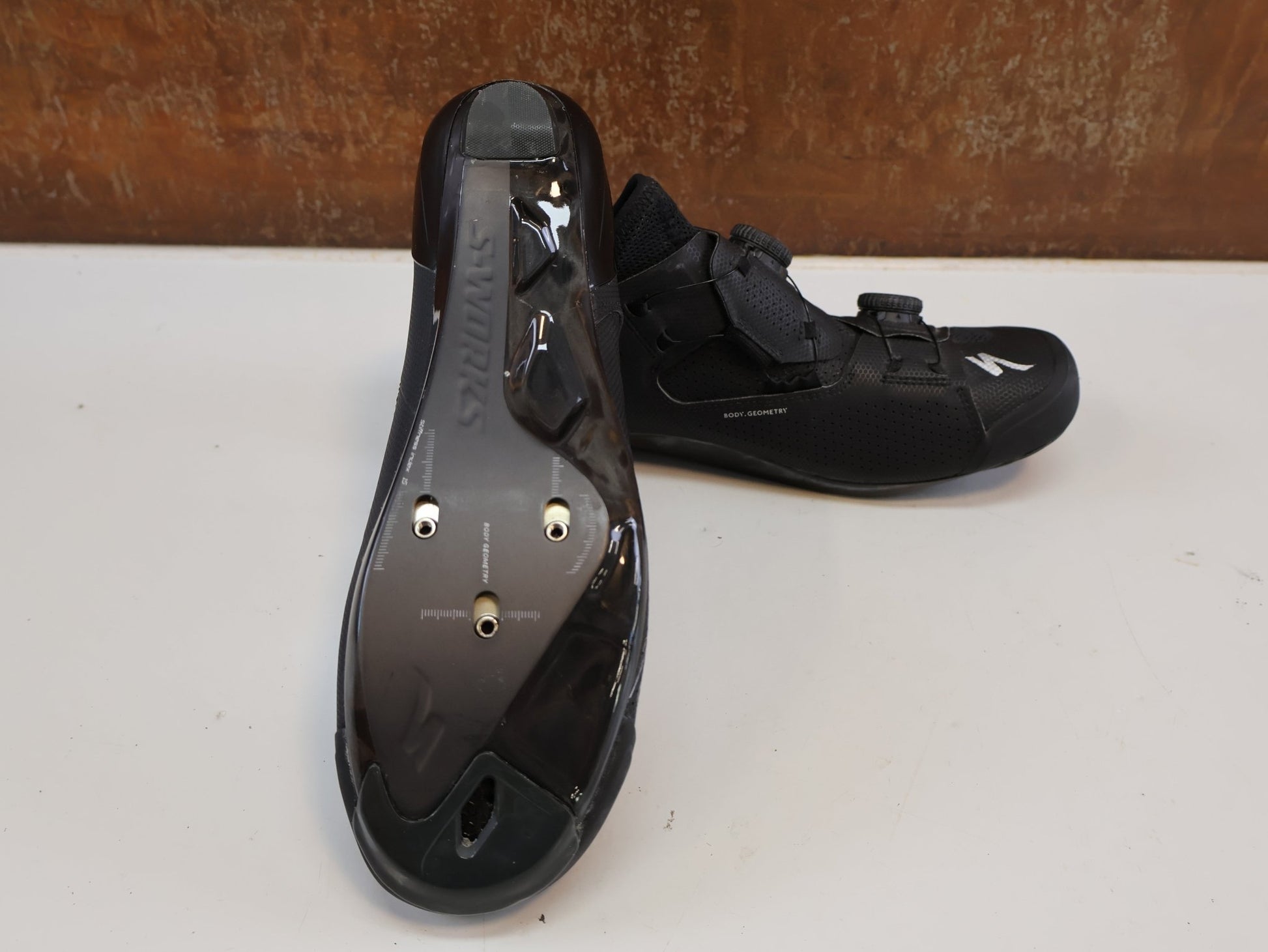 RR-Herrenschuhe von Specialized, SPECIALIZED S-WORKS ARES / RENNRADSCHUHE / GR. 42 / CARBON / SCHWARZ vor USEDBIKES-OB.DE Hintergrund