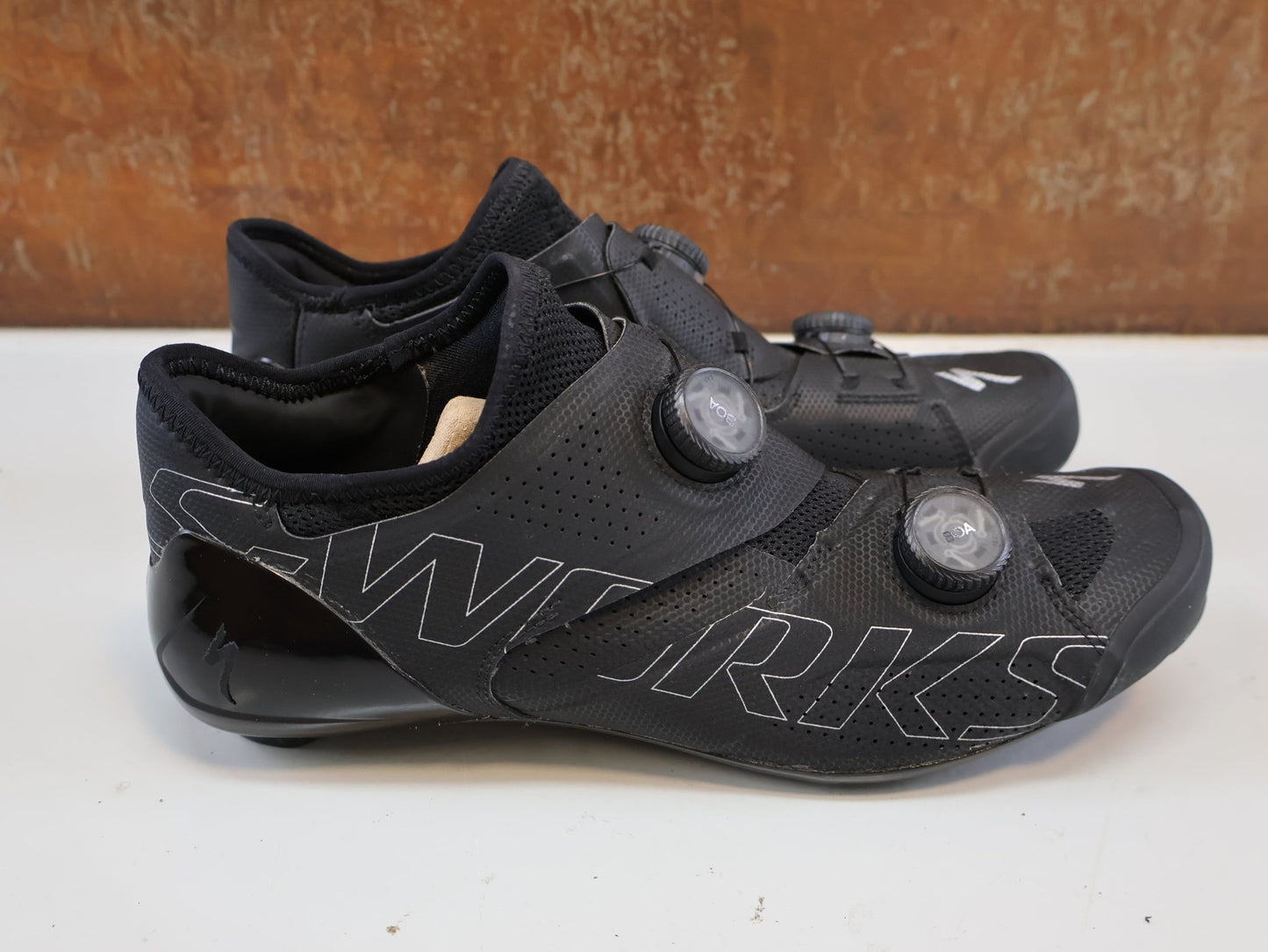 RR-Herrenschuhe von Specialized, SPECIALIZED S-WORKS ARES / RENNRADSCHUHE / GR. 42 / CARBON / SCHWARZ vor USEDBIKES-OB.DE Hintergrund