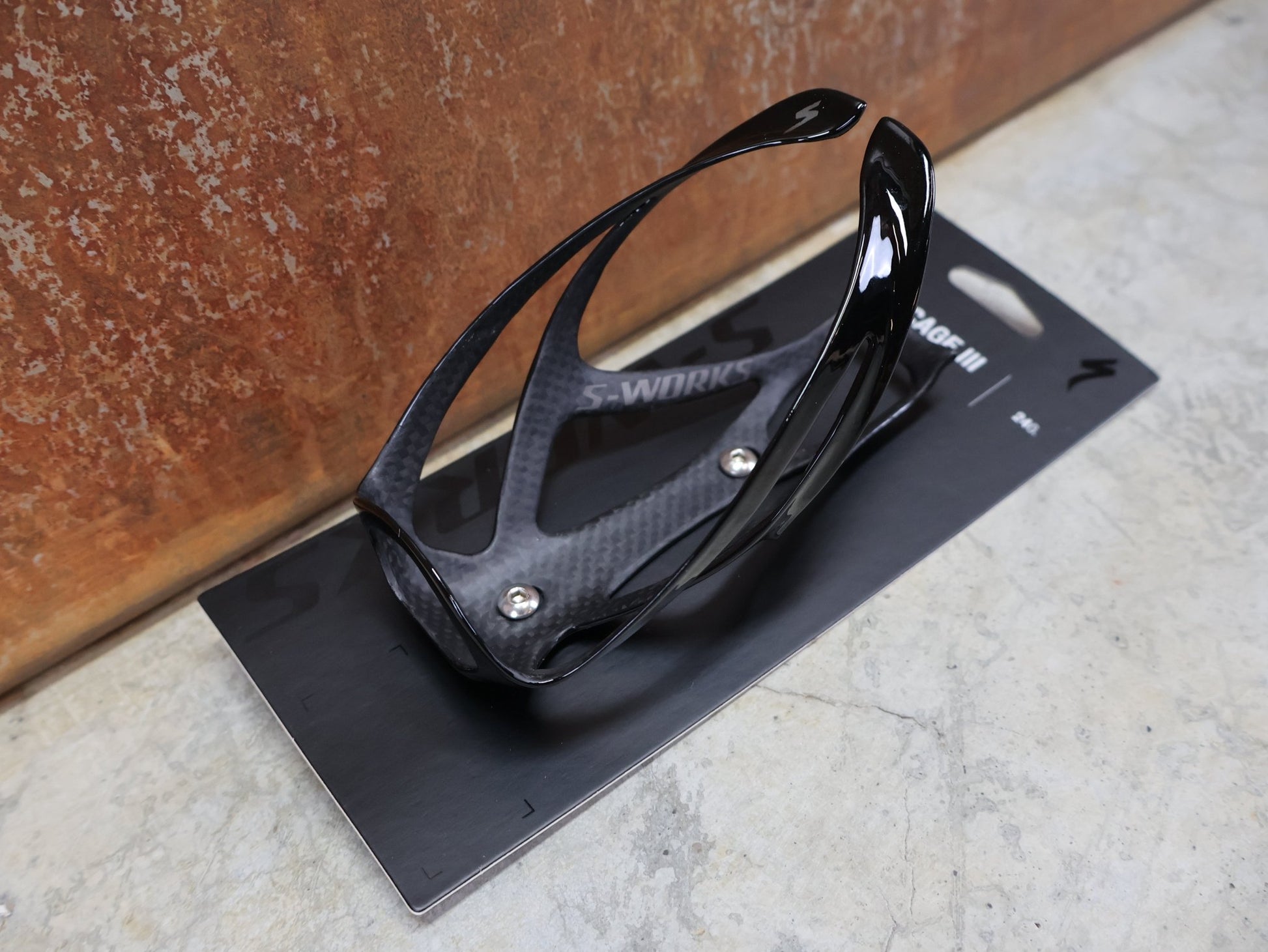 Trinkflaschen und Halter von Specialized, SPECIALIZED – S - WORKS CARBON RIB CAGE III / FACT CARBON / 24 G / CARBON–GLOSS BLACK vor USEDBIKES - OB.DE Hintergrund