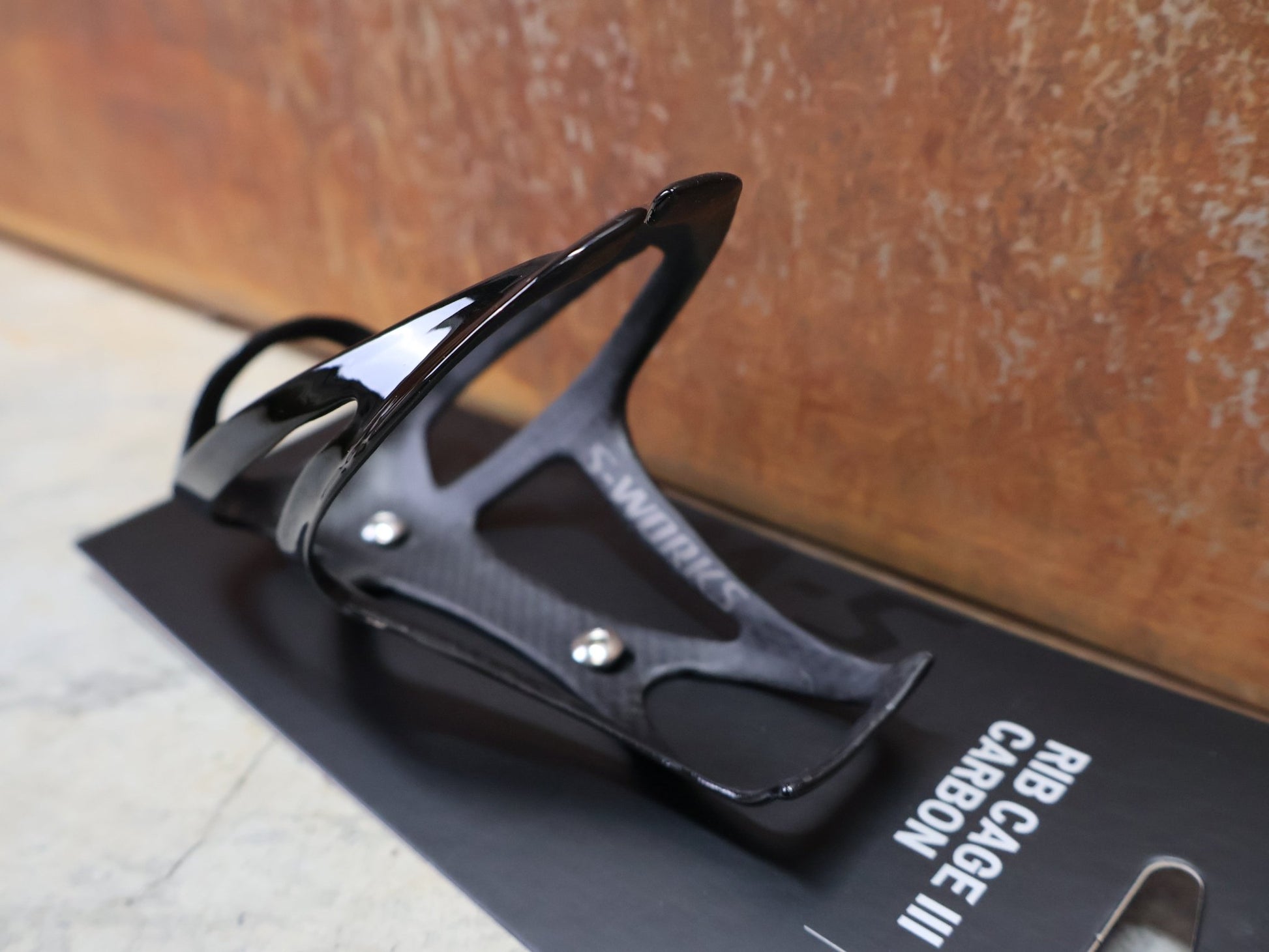 Trinkflaschen und Halter von Specialized, SPECIALIZED – S - WORKS CARBON RIB CAGE III / FACT CARBON / 24 G / CARBON–GLOSS BLACK vor USEDBIKES - OB.DE Hintergrund