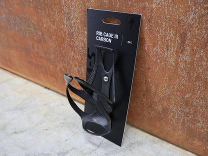 Trinkflaschen und Halter von Specialized, SPECIALIZED – S - WORKS CARBON RIB CAGE III / FACT CARBON / 24 G / CARBON–GLOSS BLACK vor USEDBIKES - OB.DE Hintergrund