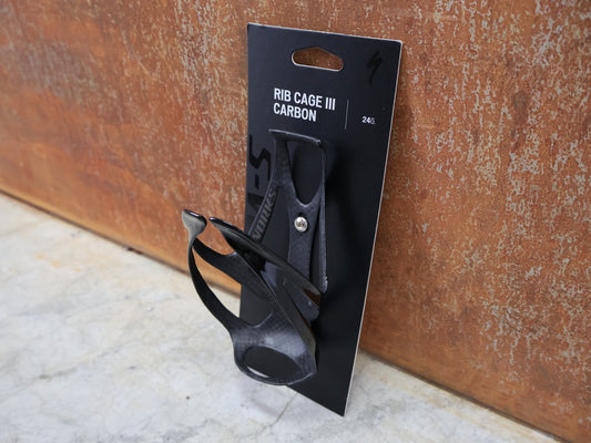 Trinkflaschen und Halter von Specialized, SPECIALIZED – S - WORKS CARBON RIB CAGE III / FACT CARBON / 24 G / CARBON–GLOSS BLACK vor USEDBIKES - OB.DE Hintergrund