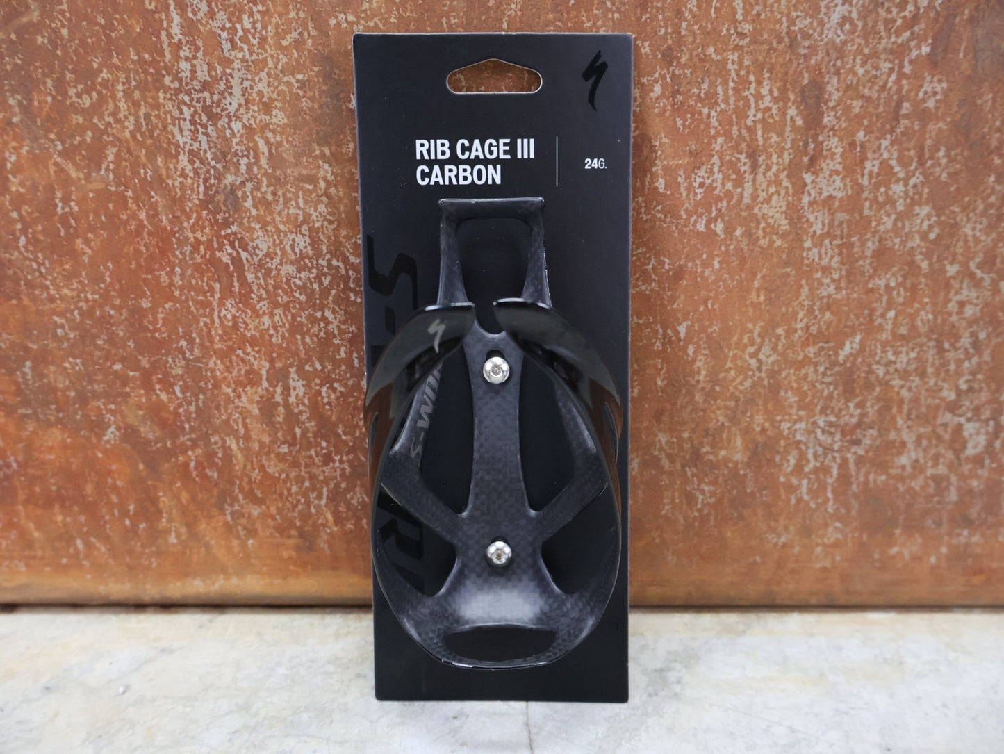 Trinkflaschen und Halter von Specialized, SPECIALIZED – S - WORKS CARBON RIB CAGE III / FACT CARBON / 24 G / CARBON–GLOSS BLACK vor USEDBIKES - OB.DE Hintergrund