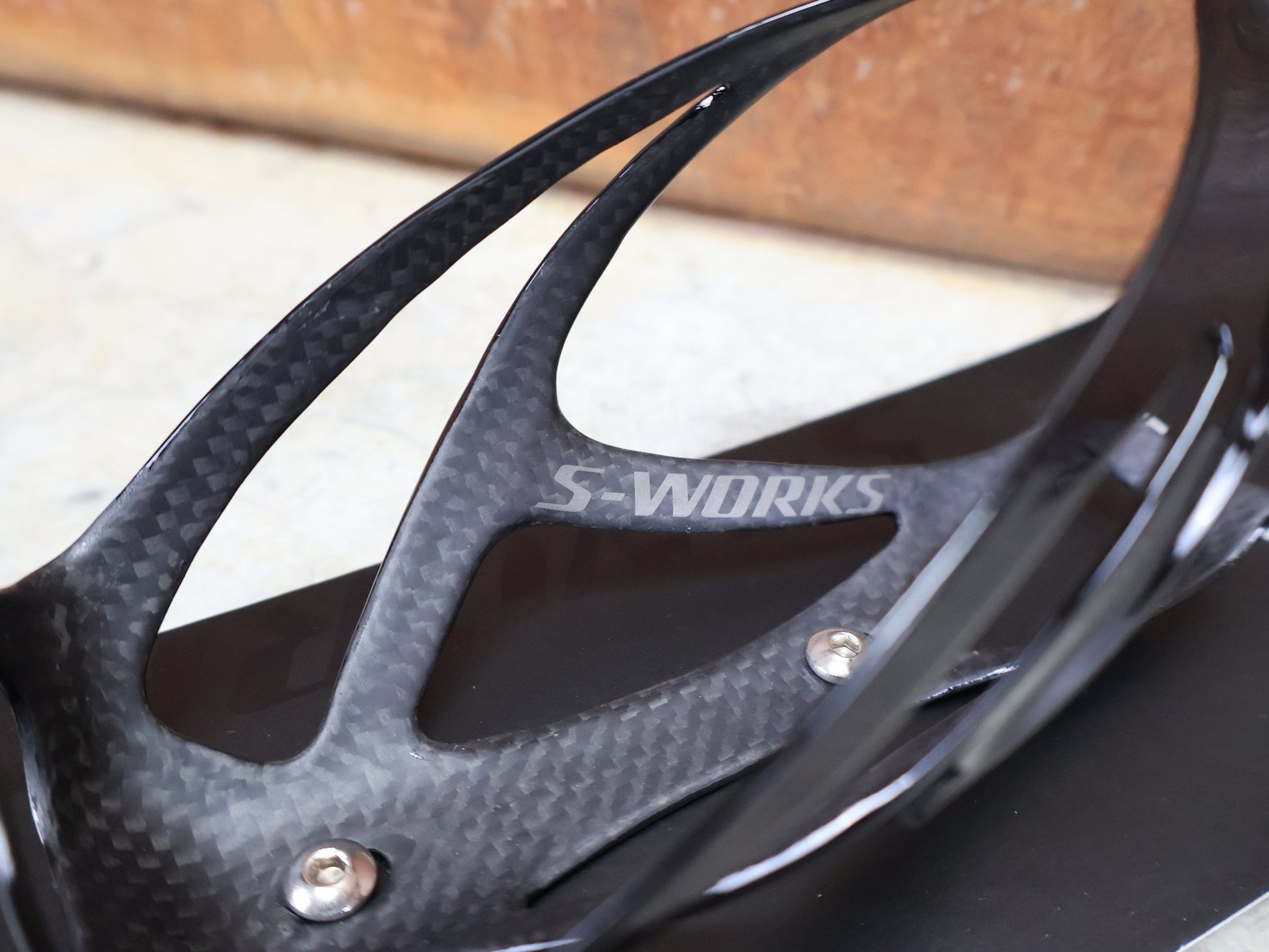 Trinkflaschen und Halter von Specialized, SPECIALIZED – S - WORKS CARBON RIB CAGE III / FACT CARBON / 24 G / CARBON–GLOSS BLACK vor USEDBIKES - OB.DE Hintergrund