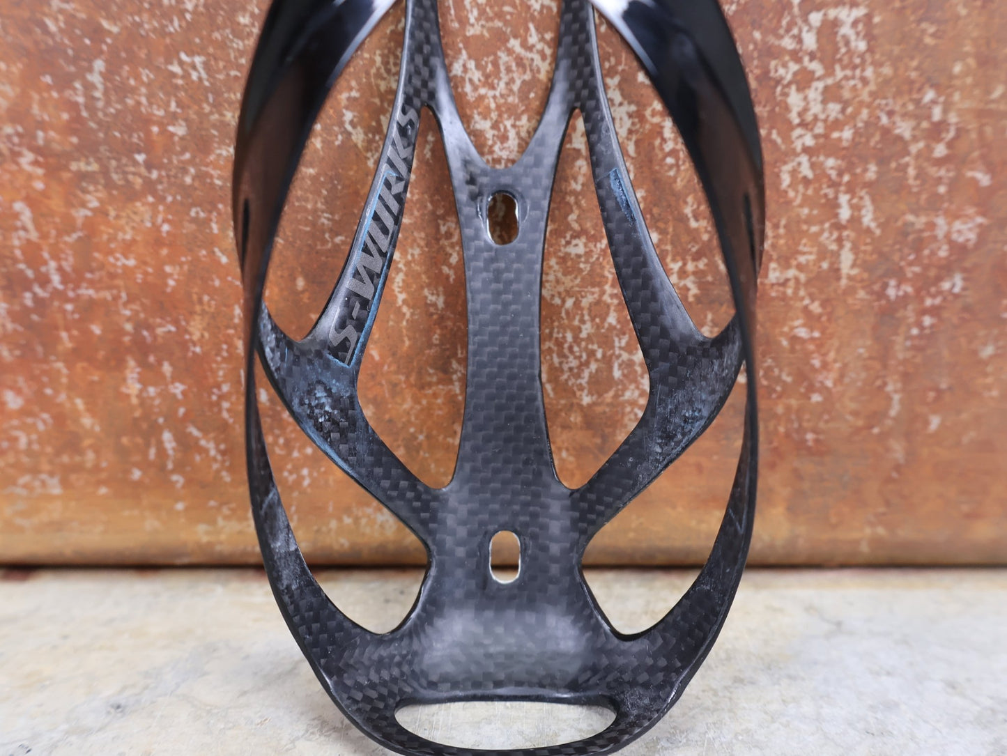 Trinkflaschen und Halter von Specialized, SPECIALIZED – S - WORKS CARBON RIB CAGE III / FLASCHENHALTER / CARBON–GLOSS BLACK vor USEDBIKES - OB.DE Hintergrund