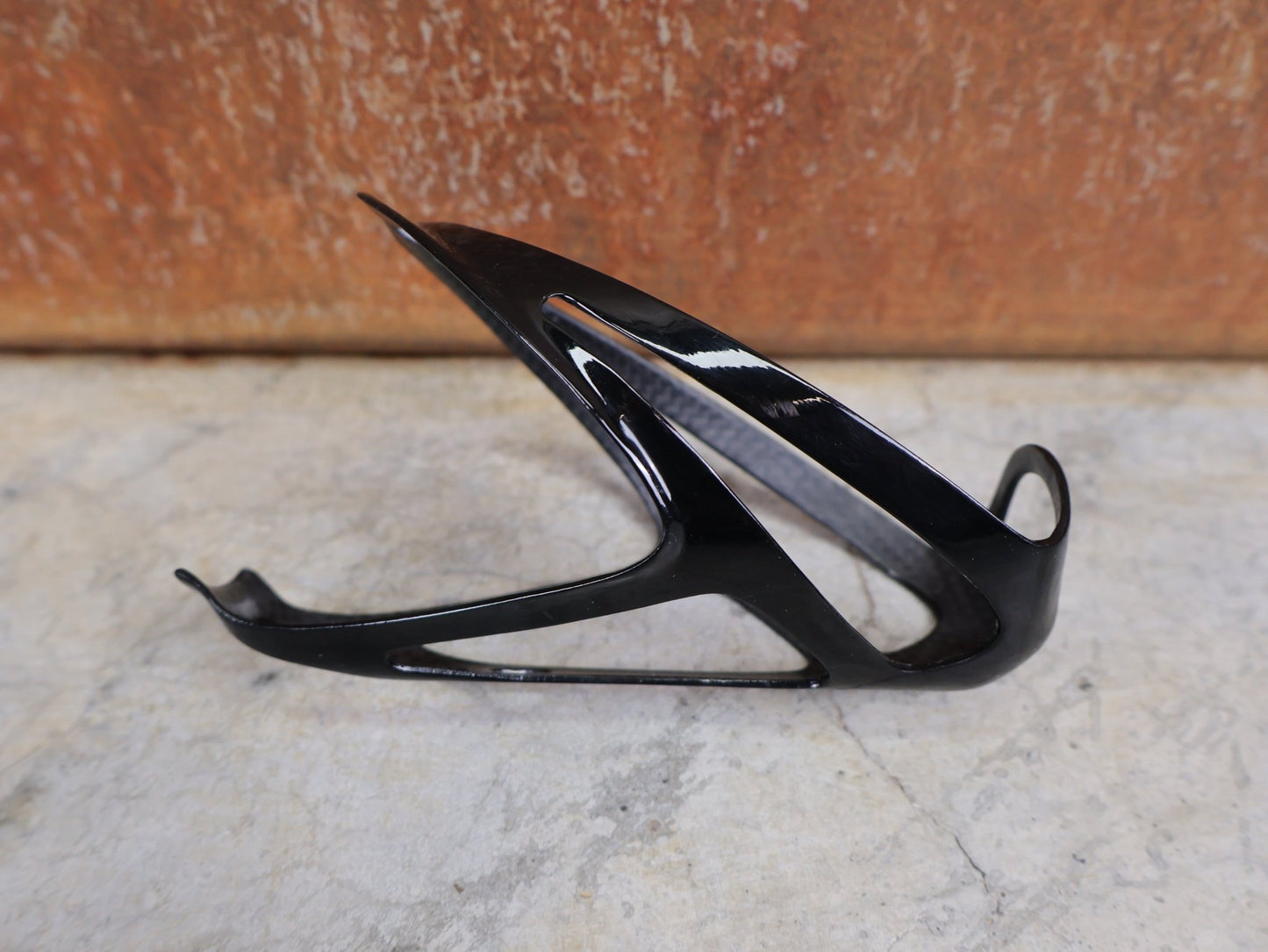 Trinkflaschen und Halter von Specialized, SPECIALIZED – S - WORKS CARBON RIB CAGE III / FLASCHENHALTER / CARBON–GLOSS BLACK vor USEDBIKES - OB.DE Hintergrund