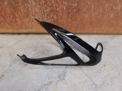 Trinkflaschen und Halter von Specialized, SPECIALIZED – S - WORKS CARBON RIB CAGE III / FLASCHENHALTER / CARBON–GLOSS BLACK vor USEDBIKES - OB.DE Hintergrund