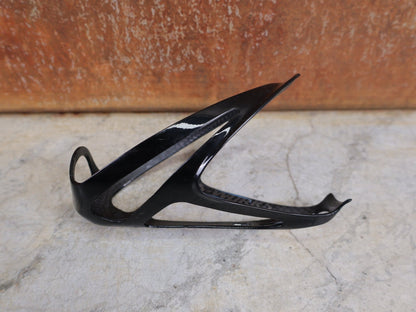 Trinkflaschen und Halter von Specialized, SPECIALIZED – S - WORKS CARBON RIB CAGE III / FLASCHENHALTER / CARBON–GLOSS BLACK vor USEDBIKES - OB.DE Hintergrund