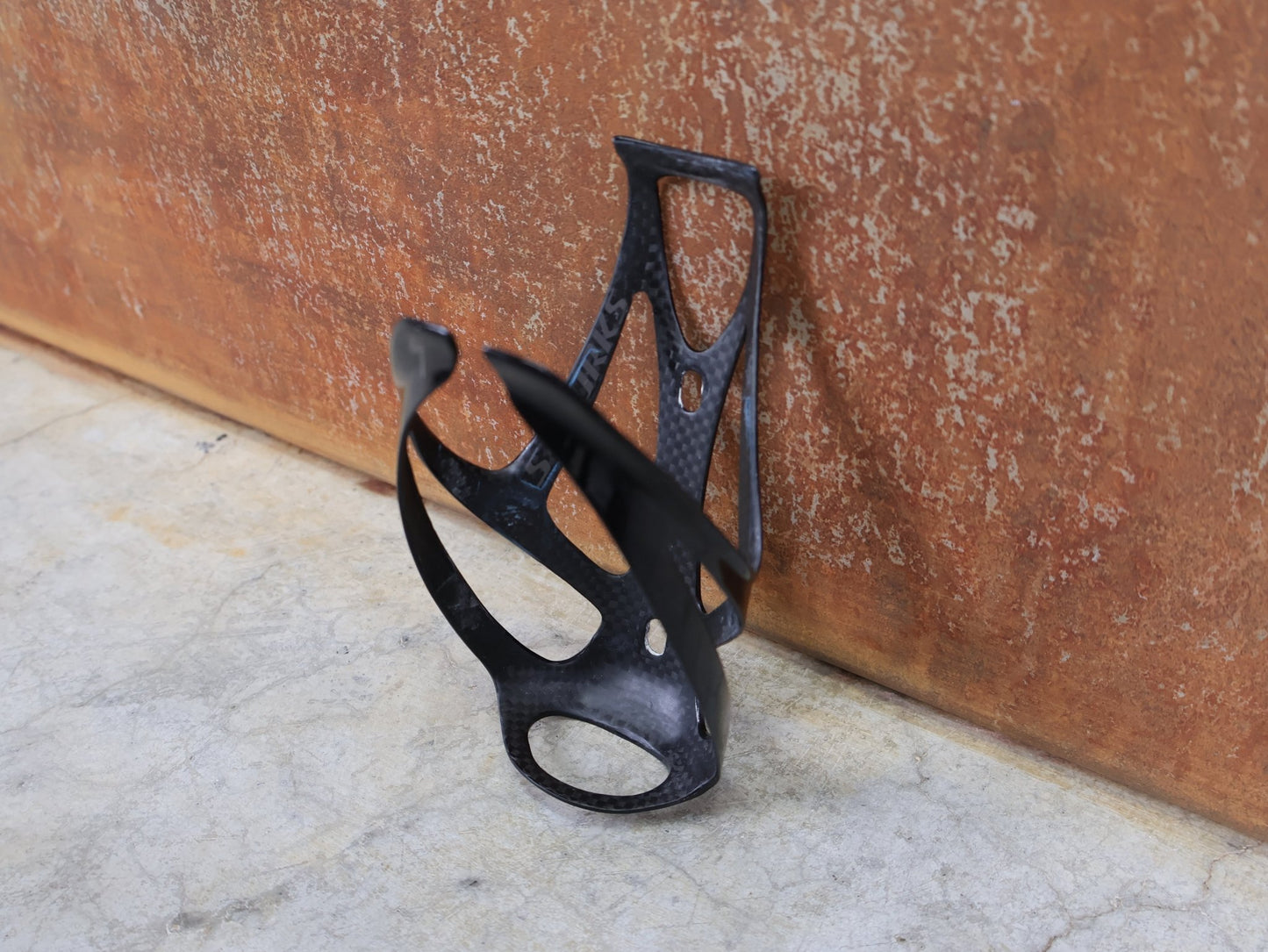 Trinkflaschen und Halter von Specialized, SPECIALIZED – S - WORKS CARBON RIB CAGE III / FLASCHENHALTER / CARBON–GLOSS BLACK vor USEDBIKES - OB.DE Hintergrund