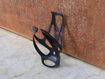 Trinkflaschen und Halter von Specialized, SPECIALIZED – S - WORKS CARBON RIB CAGE III / FLASCHENHALTER / CARBON–GLOSS BLACK vor USEDBIKES - OB.DE Hintergrund