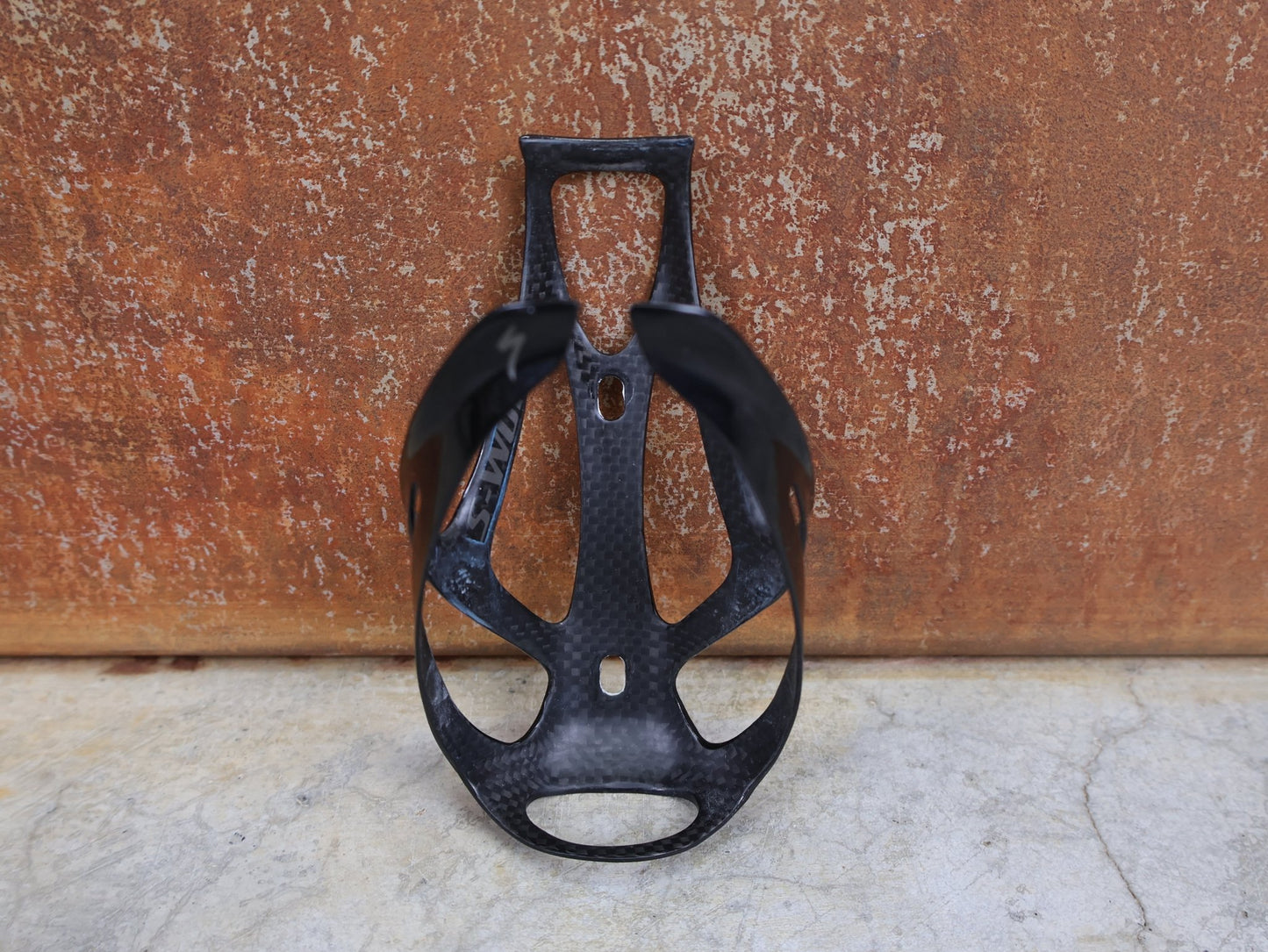 Trinkflaschen und Halter von Specialized, SPECIALIZED – S - WORKS CARBON RIB CAGE III / FLASCHENHALTER / CARBON–GLOSS BLACK vor USEDBIKES - OB.DE Hintergrund