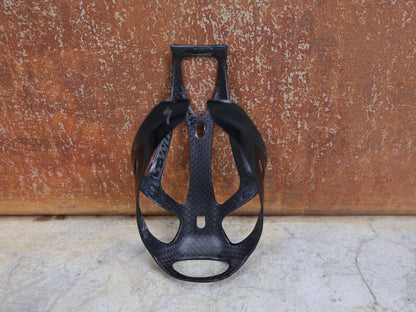 Trinkflaschen und Halter von Specialized, SPECIALIZED – S - WORKS CARBON RIB CAGE III / FLASCHENHALTER / CARBON–GLOSS BLACK vor USEDBIKES - OB.DE Hintergrund