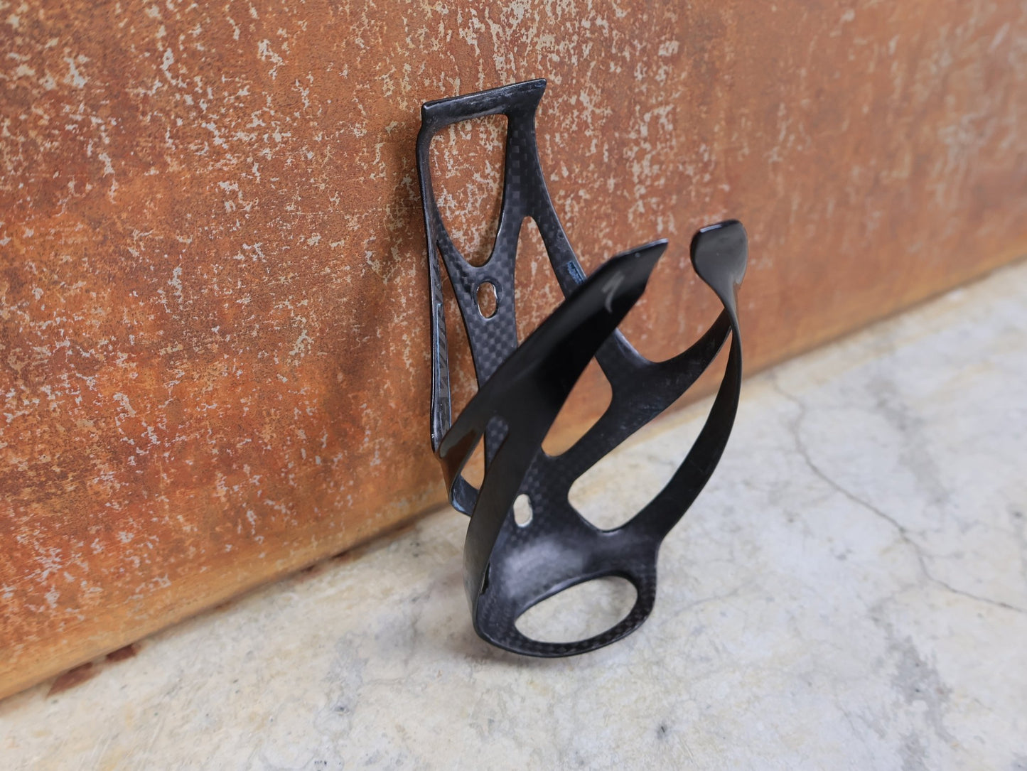 Trinkflaschen und Halter von Specialized, SPECIALIZED – S - WORKS CARBON RIB CAGE III / FLASCHENHALTER / CARBON–GLOSS BLACK vor USEDBIKES - OB.DE Hintergrund