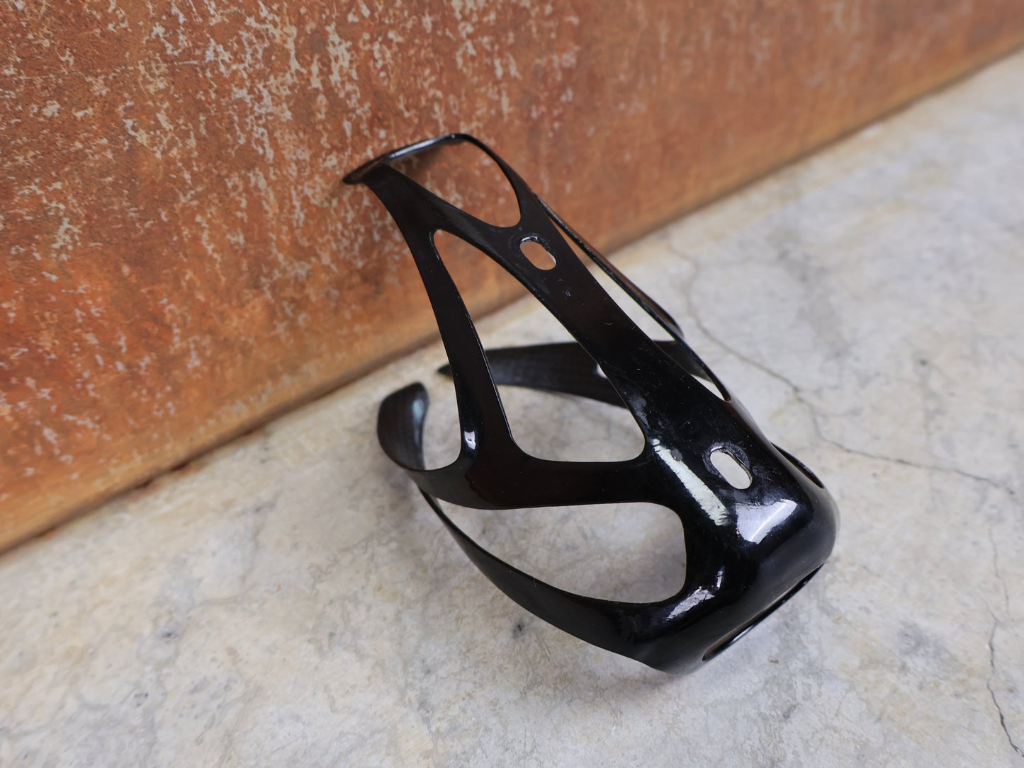 Trinkflaschen und Halter von Specialized, SPECIALIZED – S - WORKS CARBON RIB CAGE III / FLASCHENHALTER / CARBON–GLOSS BLACK vor USEDBIKES - OB.DE Hintergrund