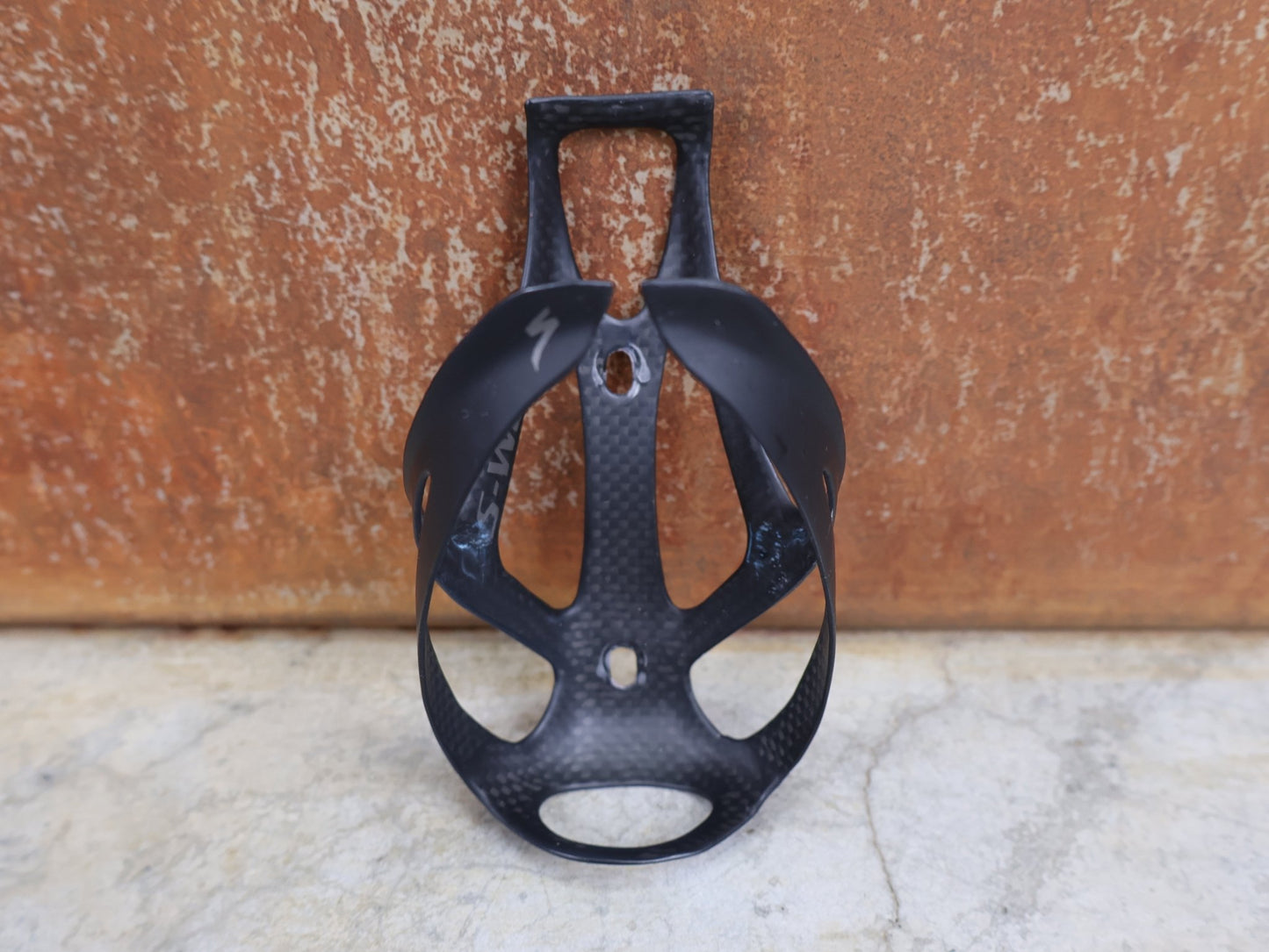 Trinkflaschen und Halter von Specialized, SPECIALIZED – S - WORKS CARBON RIB CAGE III / FLASCHENHALTER / CARBON–MATTE BLACK vor USEDBIKES - OB.DE Hintergrund