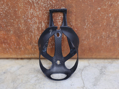 Trinkflaschen und Halter von Specialized, SPECIALIZED – S - WORKS CARBON RIB CAGE III / FLASCHENHALTER / CARBON–MATTE BLACK vor USEDBIKES - OB.DE Hintergrund