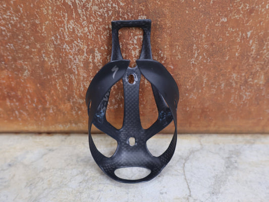 Trinkflaschen und Halter von Specialized, SPECIALIZED – S - WORKS CARBON RIB CAGE III / FLASCHENHALTER / CARBON–MATTE BLACK vor USEDBIKES - OB.DE Hintergrund