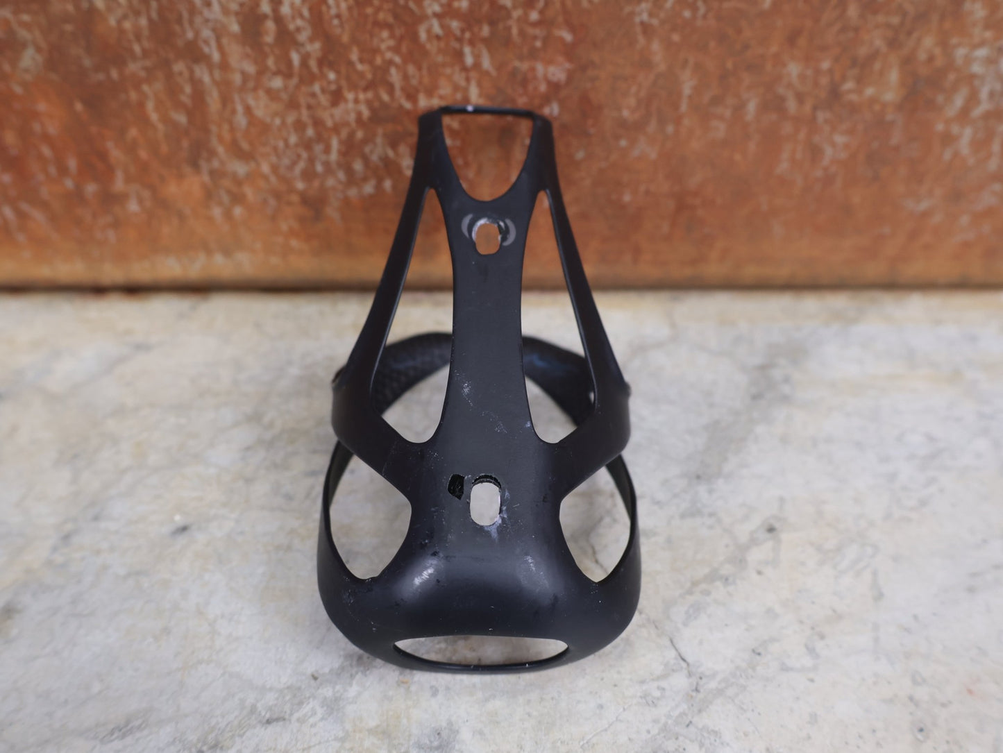 Trinkflaschen und Halter von Specialized, SPECIALIZED – S - WORKS CARBON RIB CAGE III / FLASCHENHALTER / CARBON–MATTE BLACK vor USEDBIKES - OB.DE Hintergrund