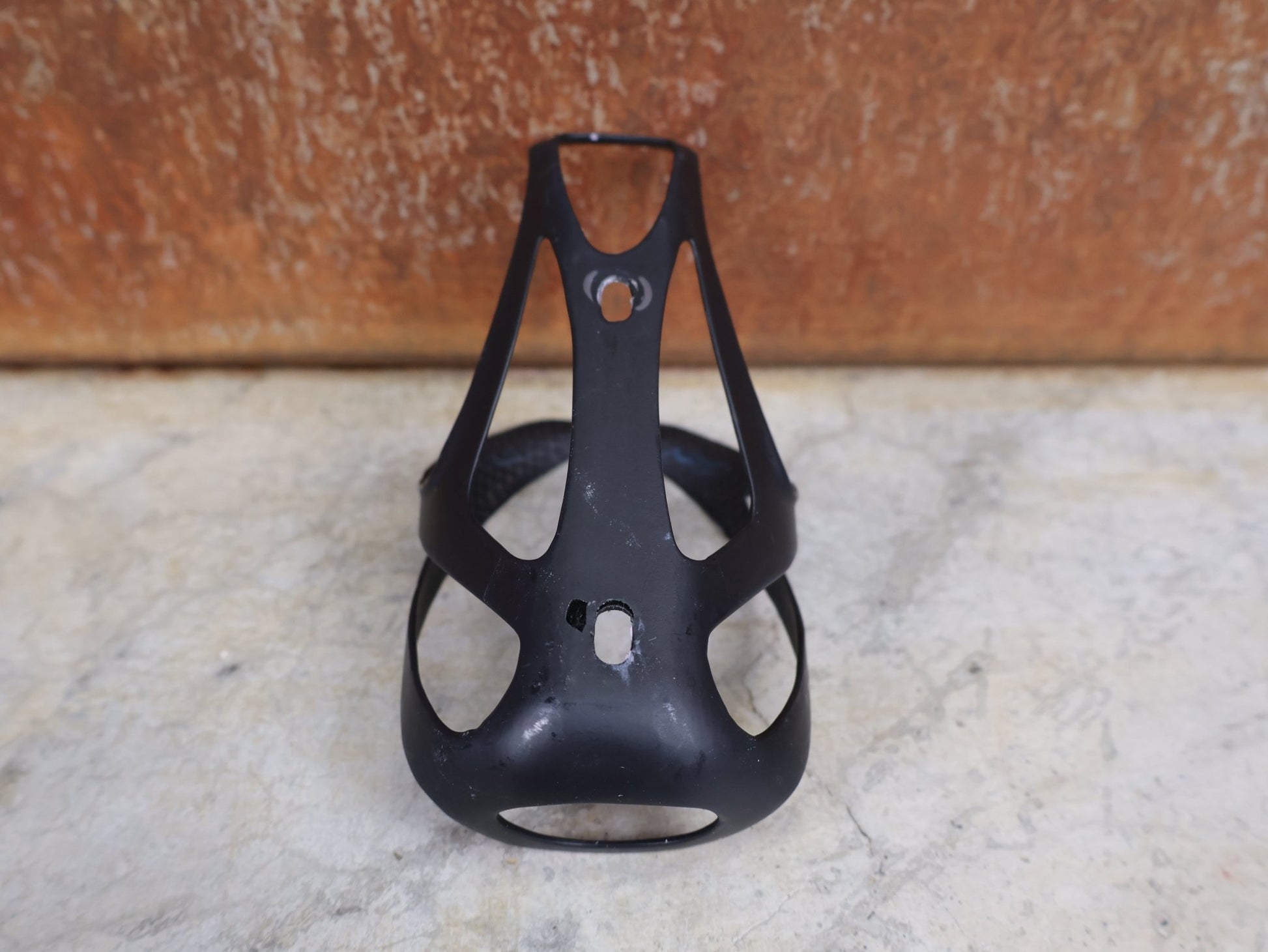 Trinkflaschen und Halter von Specialized, SPECIALIZED – S - WORKS CARBON RIB CAGE III / FLASCHENHALTER / CARBON–MATTE BLACK vor USEDBIKES - OB.DE Hintergrund