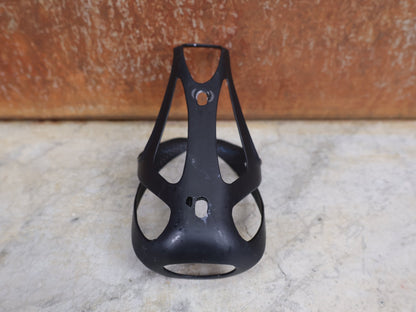 Trinkflaschen und Halter von Specialized, SPECIALIZED – S - WORKS CARBON RIB CAGE III / FLASCHENHALTER / CARBON–MATTE BLACK vor USEDBIKES - OB.DE Hintergrund