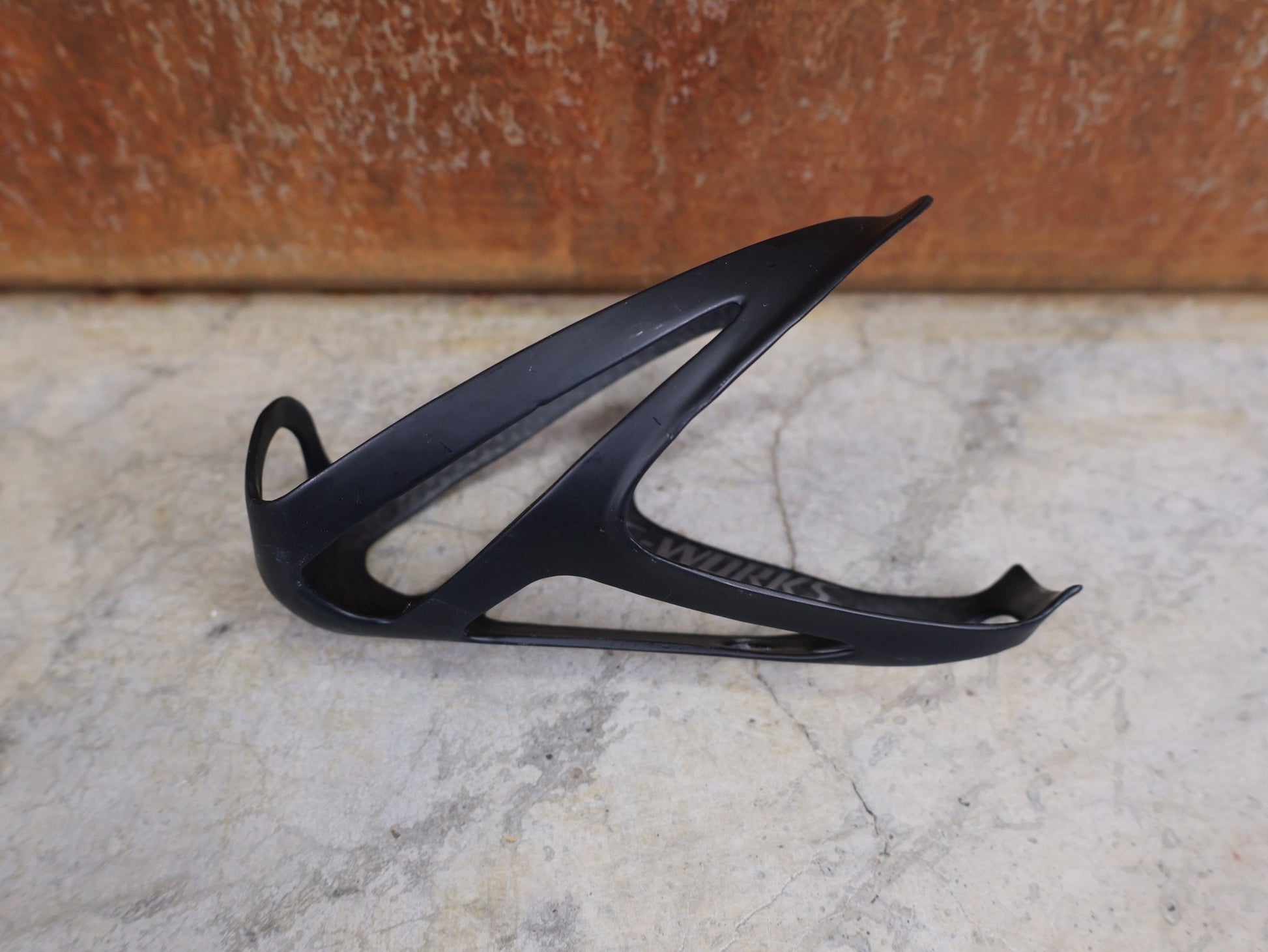 Trinkflaschen und Halter von Specialized, SPECIALIZED – S - WORKS CARBON RIB CAGE III / FLASCHENHALTER / CARBON–MATTE BLACK vor USEDBIKES - OB.DE Hintergrund