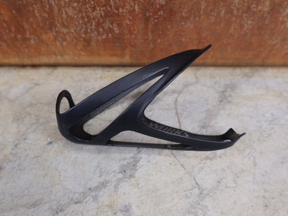 Trinkflaschen und Halter von Specialized, SPECIALIZED – S - WORKS CARBON RIB CAGE III / FLASCHENHALTER / CARBON–MATTE BLACK vor USEDBIKES - OB.DE Hintergrund