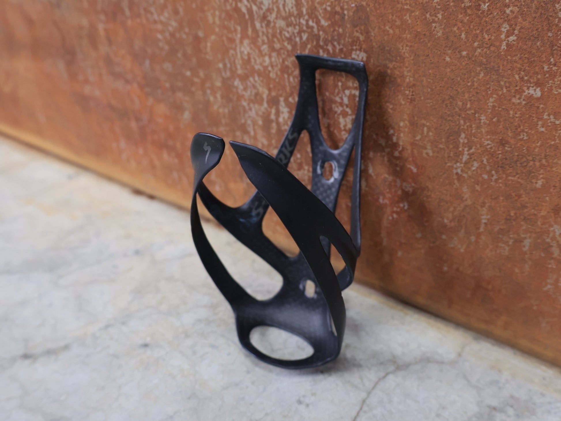 Trinkflaschen und Halter von Specialized, SPECIALIZED – S - WORKS CARBON RIB CAGE III / FLASCHENHALTER / CARBON–MATTE BLACK vor USEDBIKES - OB.DE Hintergrund