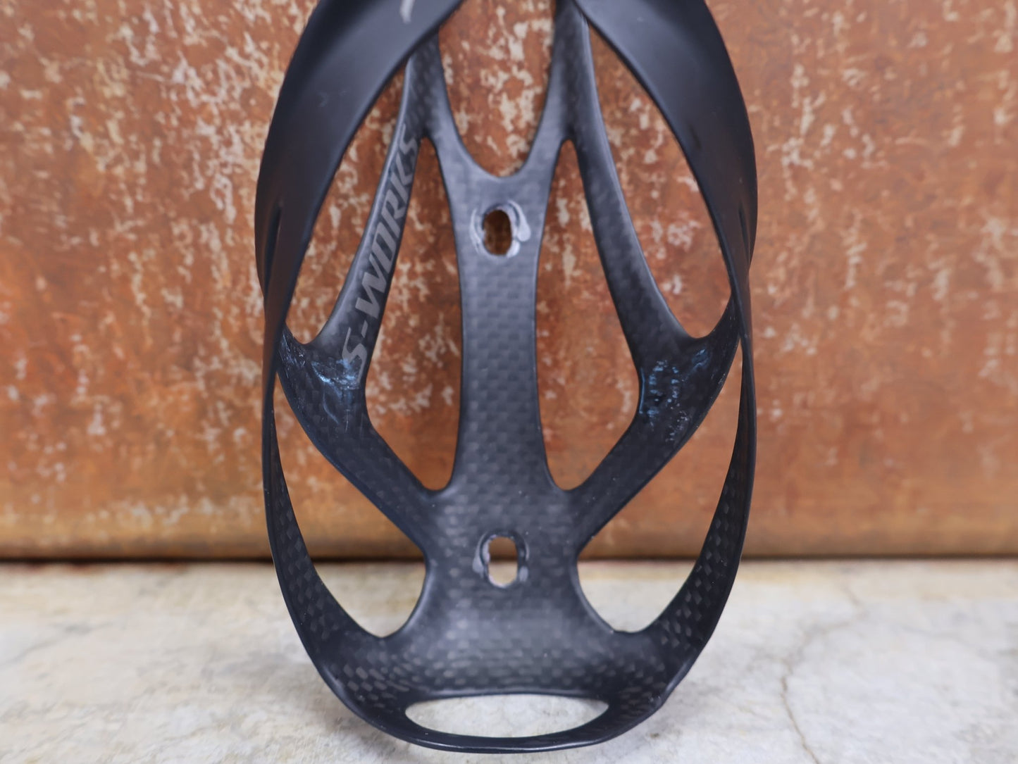 Trinkflaschen und Halter von Specialized, SPECIALIZED – S - WORKS CARBON RIB CAGE III / FLASCHENHALTER / CARBON–MATTE BLACK vor USEDBIKES - OB.DE Hintergrund