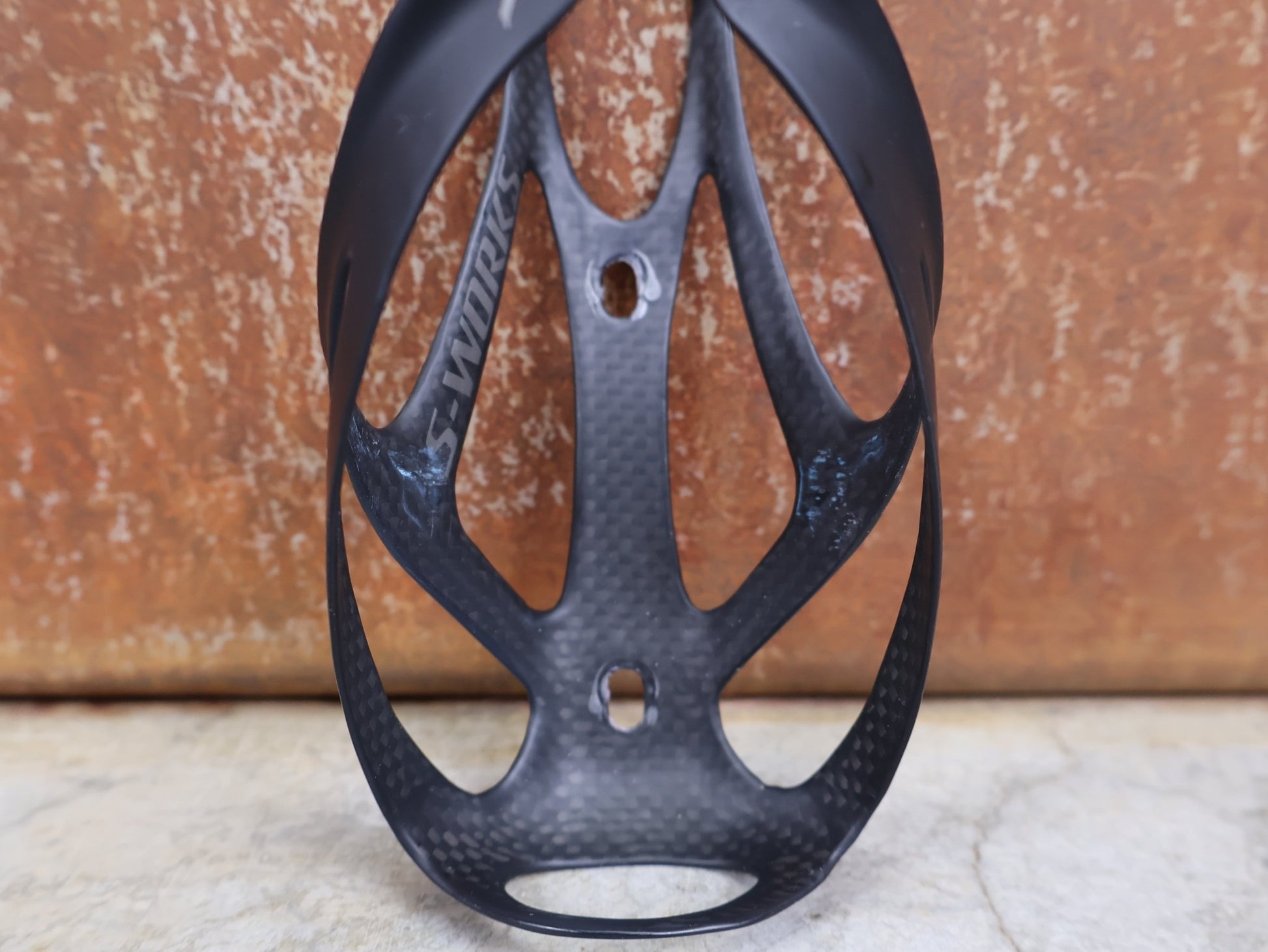 Trinkflaschen und Halter von Specialized, SPECIALIZED – S - WORKS CARBON RIB CAGE III / FLASCHENHALTER / CARBON–MATTE BLACK vor USEDBIKES - OB.DE Hintergrund