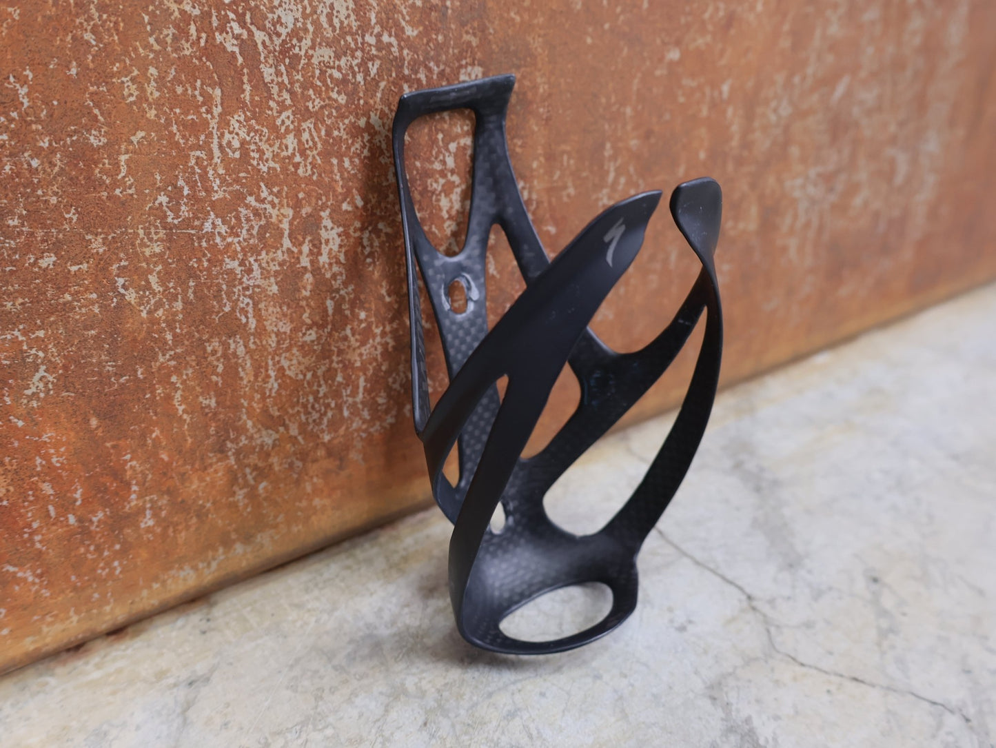 Trinkflaschen und Halter von Specialized, SPECIALIZED – S - WORKS CARBON RIB CAGE III / FLASCHENHALTER / CARBON–MATTE BLACK vor USEDBIKES - OB.DE Hintergrund