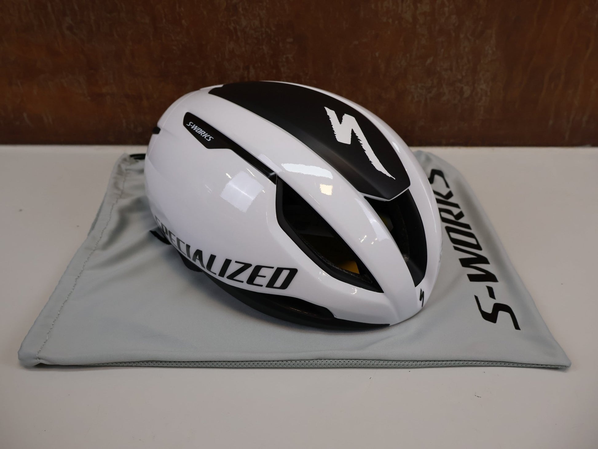 Helme von Specialized, SPECIALIZED S-WORKS EVADE 3 AERO RENNRADHELM / WEISS / MIPS AIR NODE vor USEDBIKES-OB.DE Hintergrund