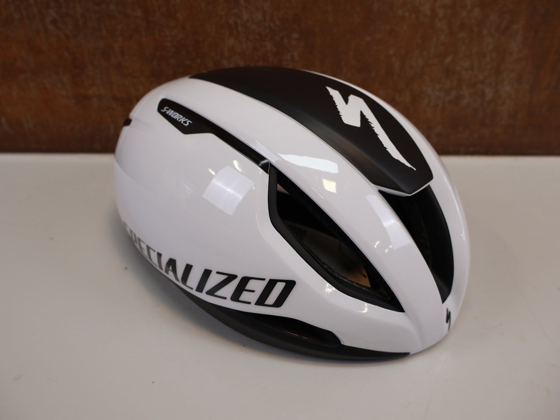 Helme von Specialized, SPECIALIZED S-WORKS EVADE 3 AERO RENNRADHELM / WEISS / MIPS AIR NODE vor USEDBIKES-OB.DE Hintergrund