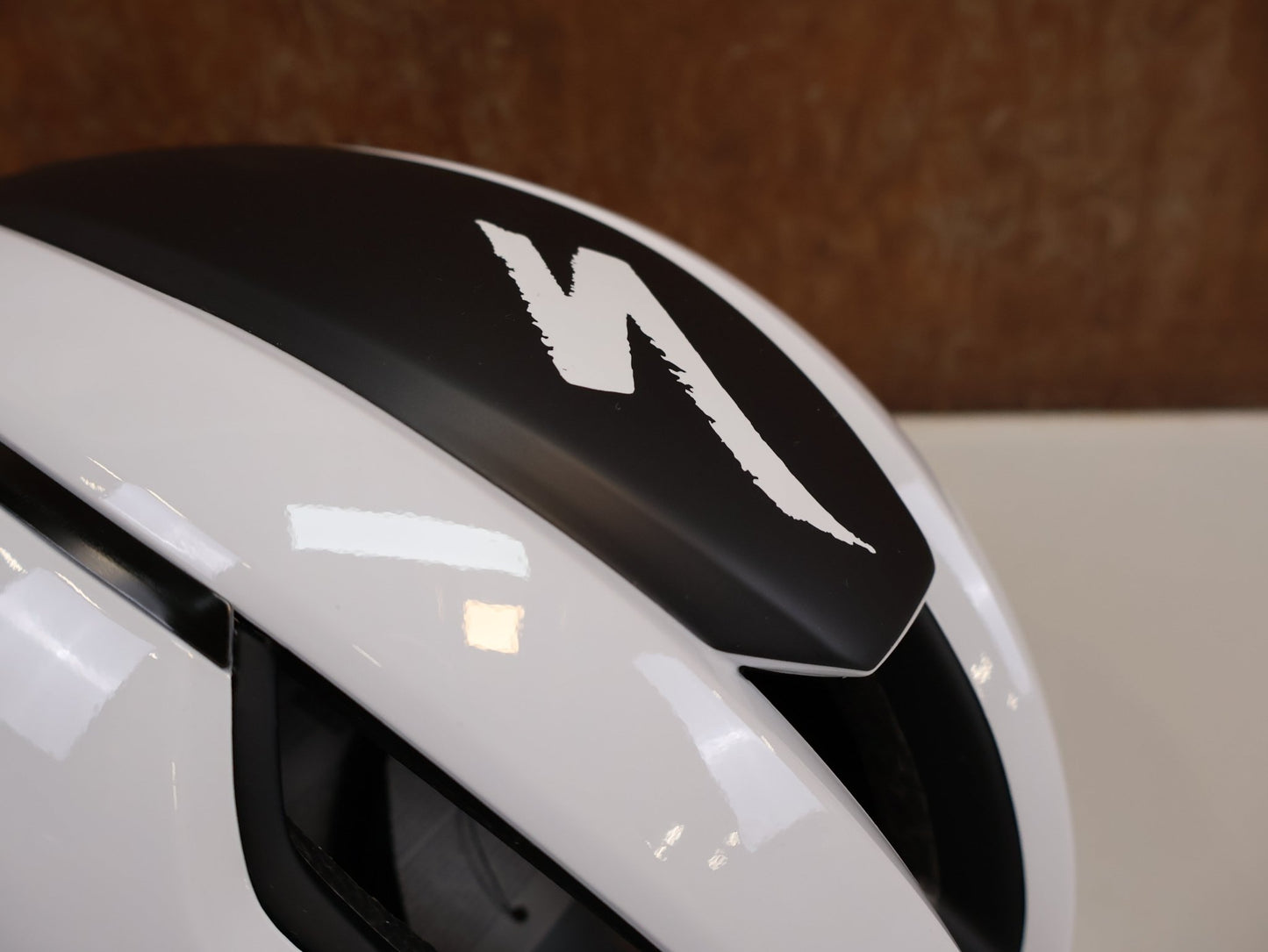 Helme von Specialized, SPECIALIZED S-WORKS EVADE 3 AERO RENNRADHELM / WEISS / MIPS AIR NODE vor USEDBIKES-OB.DE Hintergrund