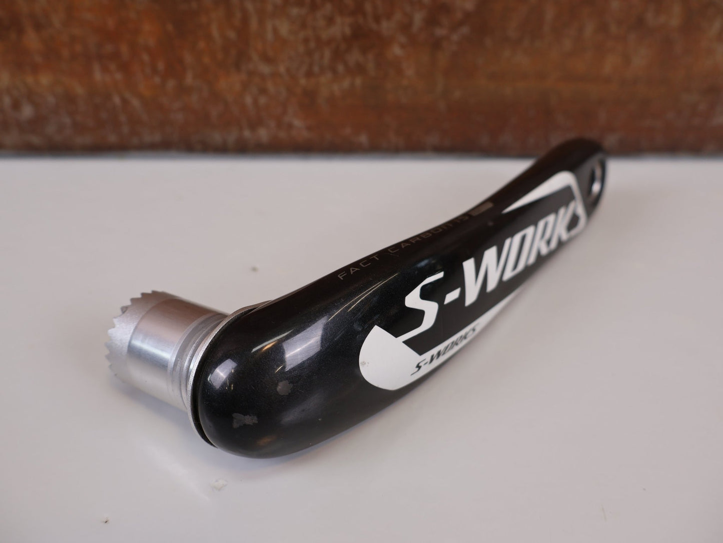 Kurbel von Specilaized, SPECIALIZED S - WORKS FACT CARBON KURBELARME 175 MM – 338 G / OSBB PF30 BB30 vor USEDBIKES - OB.DE Hintergrund