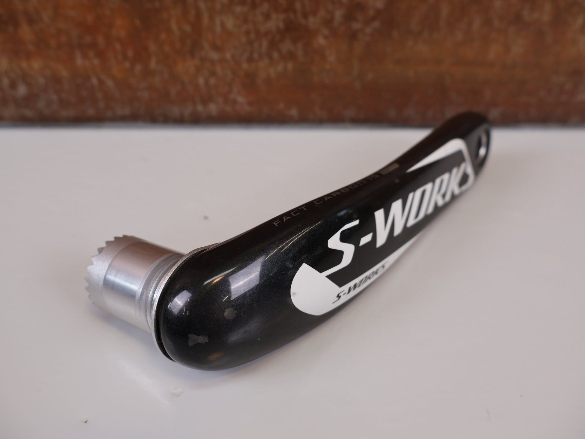 Kurbel von Specilaized, SPECIALIZED S - WORKS FACT CARBON KURBELARME 175 MM – 338 G / OSBB PF30 BB30 vor USEDBIKES - OB.DE Hintergrund