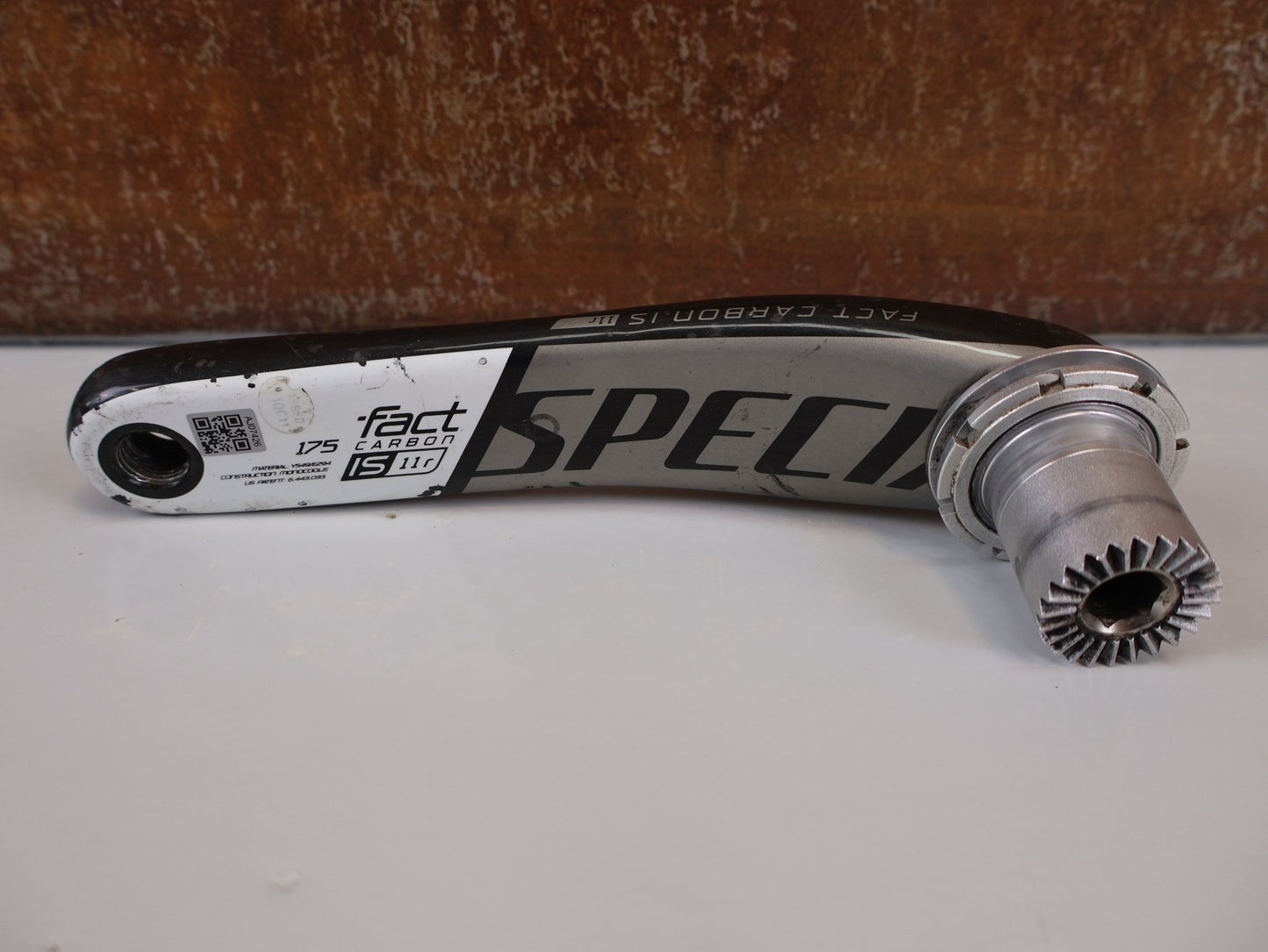 Kurbel von Specilaized, SPECIALIZED S - WORKS FACT CARBON KURBELARME 175 MM – 338 G / OSBB PF30 BB30 vor USEDBIKES - OB.DE Hintergrund