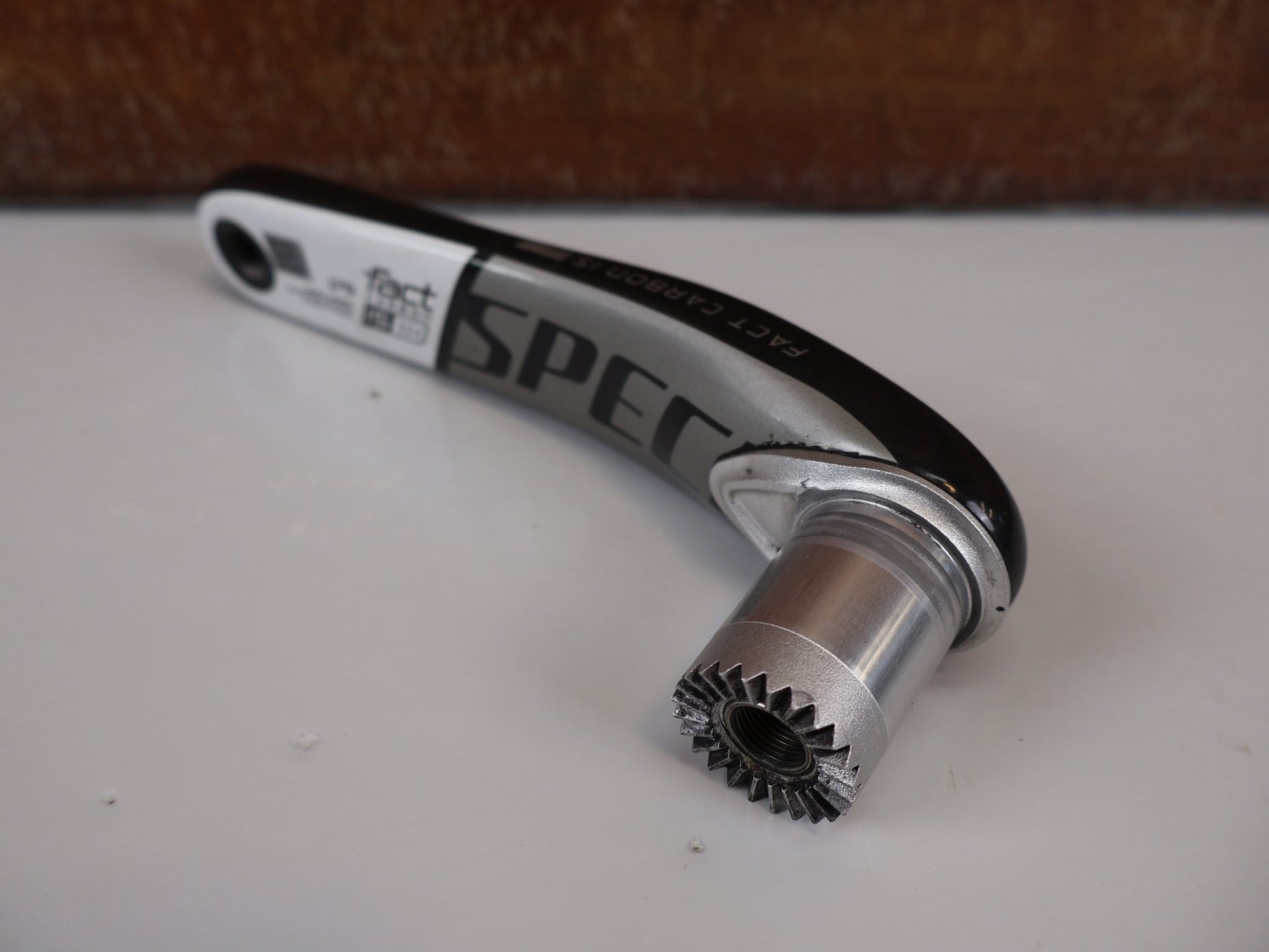 Kurbel von Specilaized, SPECIALIZED S - WORKS FACT CARBON KURBELARME 175 MM – 338 G / OSBB PF30 BB30 vor USEDBIKES - OB.DE Hintergrund