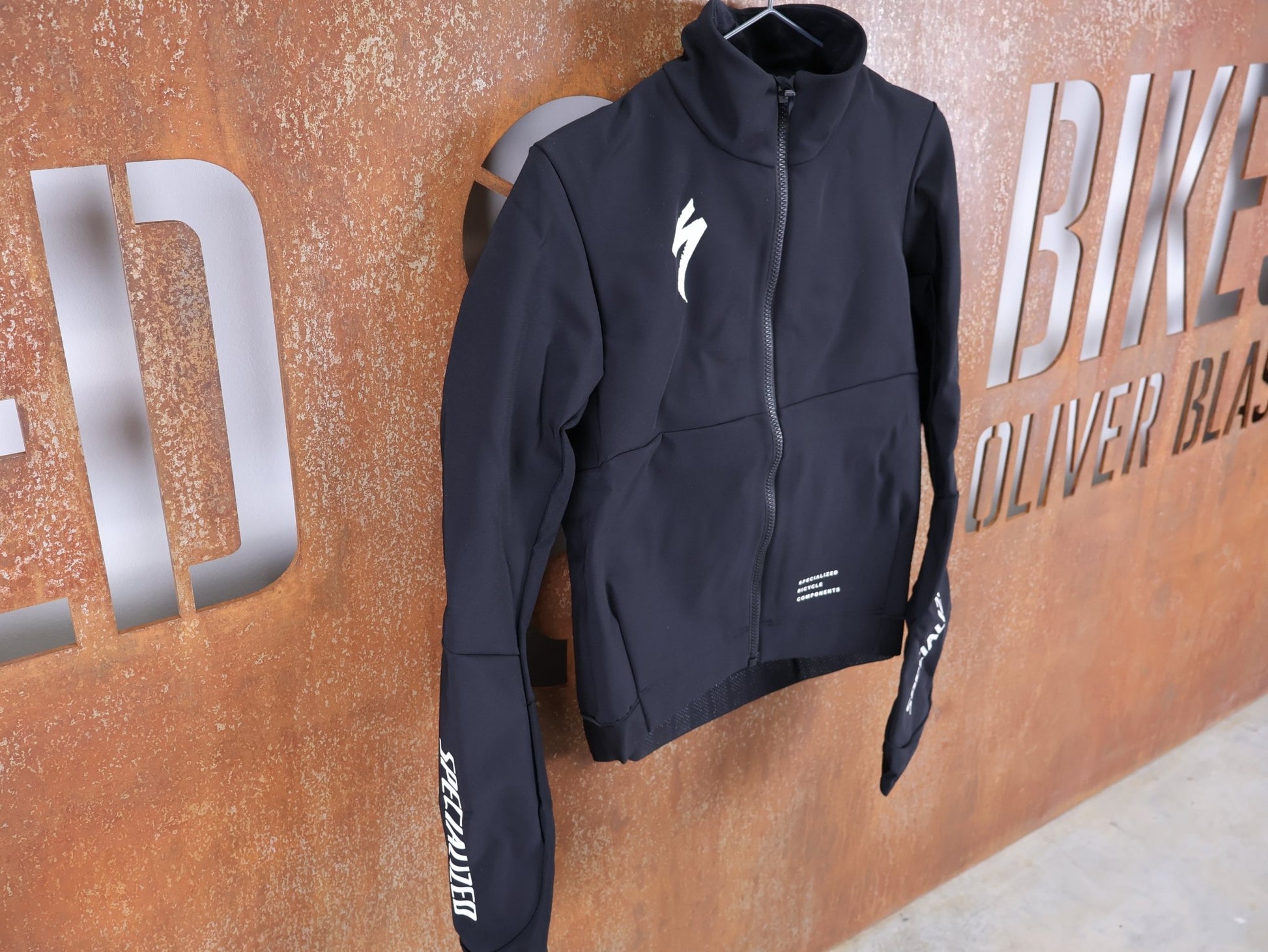 Langarm Trikot - BOH von Specialized, SPECIALIZED S - WORKS INSULATED SOFTSHELL JACKET / WINTERJACKE vor USEDBIKES - OB.DE Hintergrund