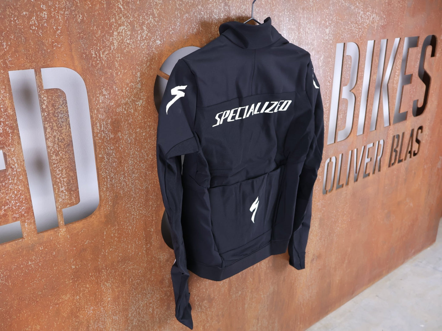 Langarm Trikot - BOH von Specialized, SPECIALIZED S - WORKS INSULATED SOFTSHELL JACKET / WINTERJACKE vor USEDBIKES - OB.DE Hintergrund