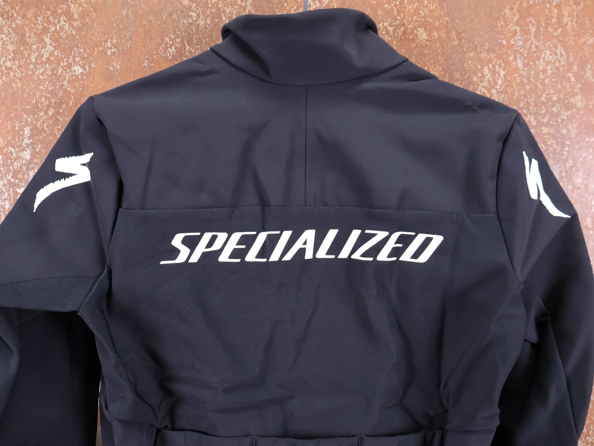 Langarm Trikot - BOH von Specialized, SPECIALIZED S - WORKS INSULATED SOFTSHELL JACKET / WINTERJACKE vor USEDBIKES - OB.DE Hintergrund