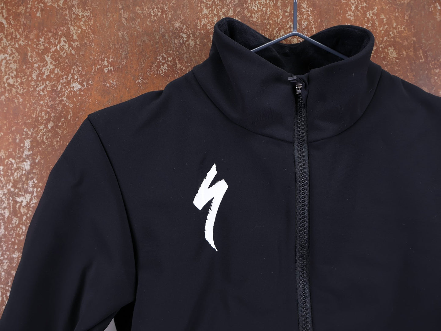 Langarm Trikot - BOH von Specialized, SPECIALIZED S - WORKS INSULATED SOFTSHELL JACKET / WINTERJACKE vor USEDBIKES - OB.DE Hintergrund