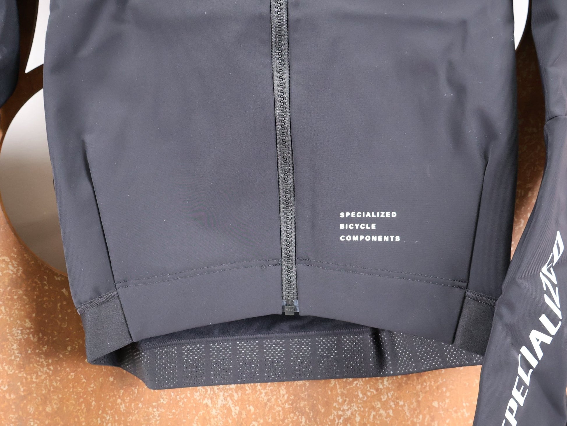 Langarm Trikot - BOH von Specialized, SPECIALIZED S - WORKS INSULATED SOFTSHELL JACKET / WINTERJACKE vor USEDBIKES - OB.DE Hintergrund