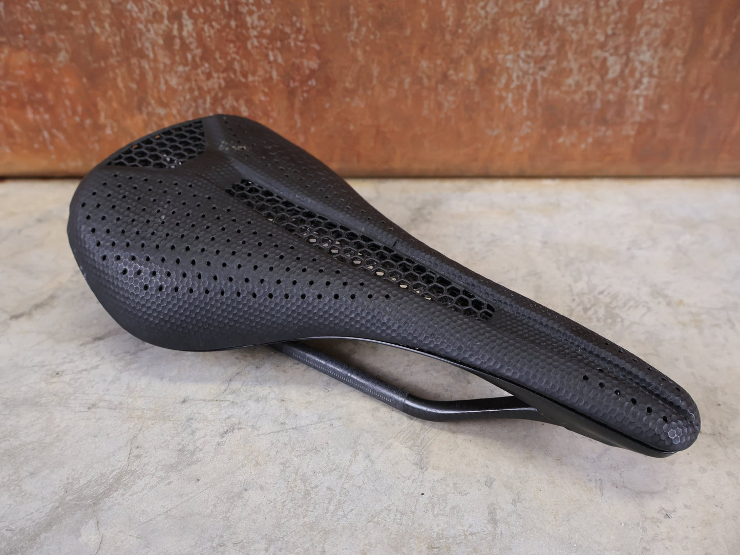 Sattel von Specialized, SPECIALIZED S - WORKS PHENOM MIRROR SATTEL – BLACK – 143 MM vor USEDBIKES - OB.DE Hintergrund